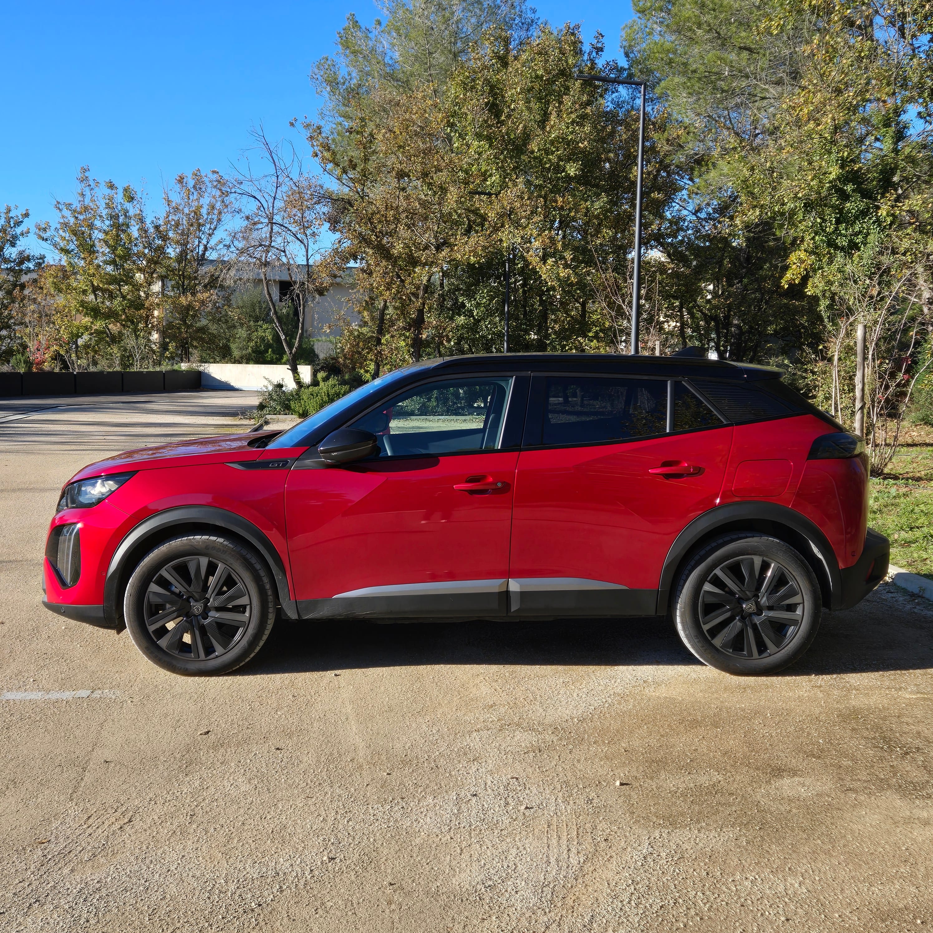 Peugeot 2008 GT hybride • Toit Pano • Caméra 360 HD • Alcantara avec Climatisation