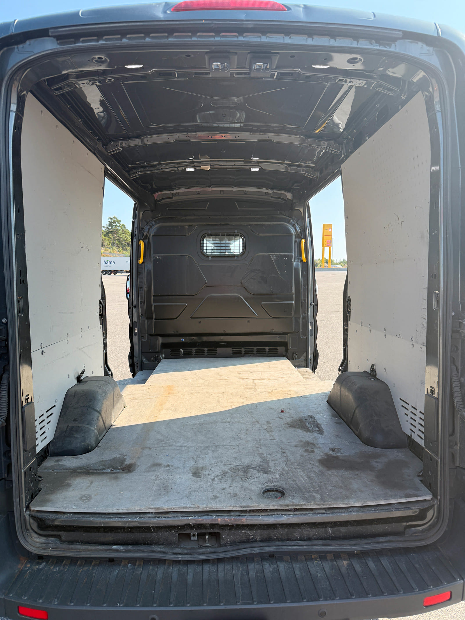 Ford Transit Varebil mit Anhängerkupplung