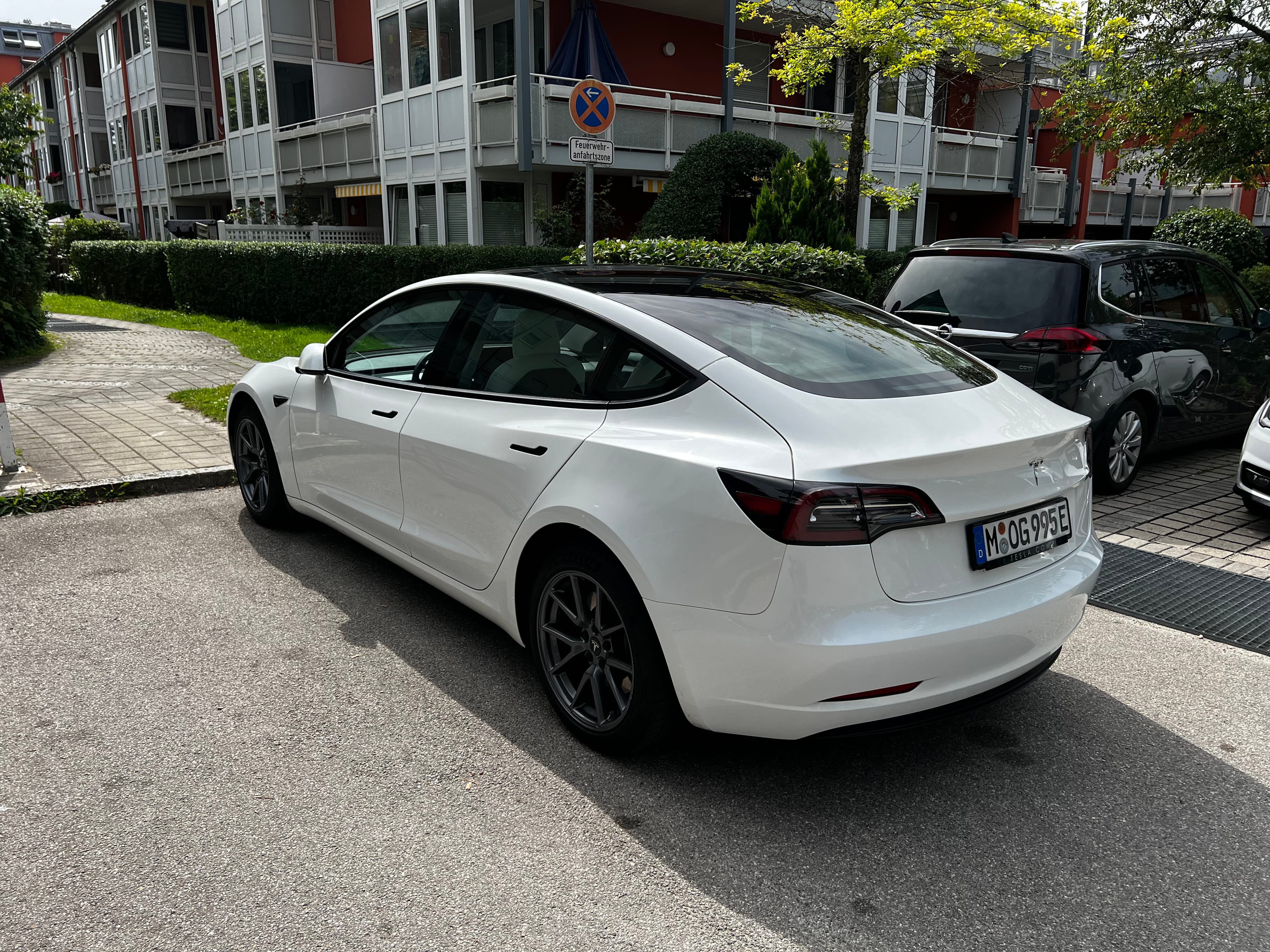 Tesla Model 3 Standard Range Plus mit Navigationsgerät