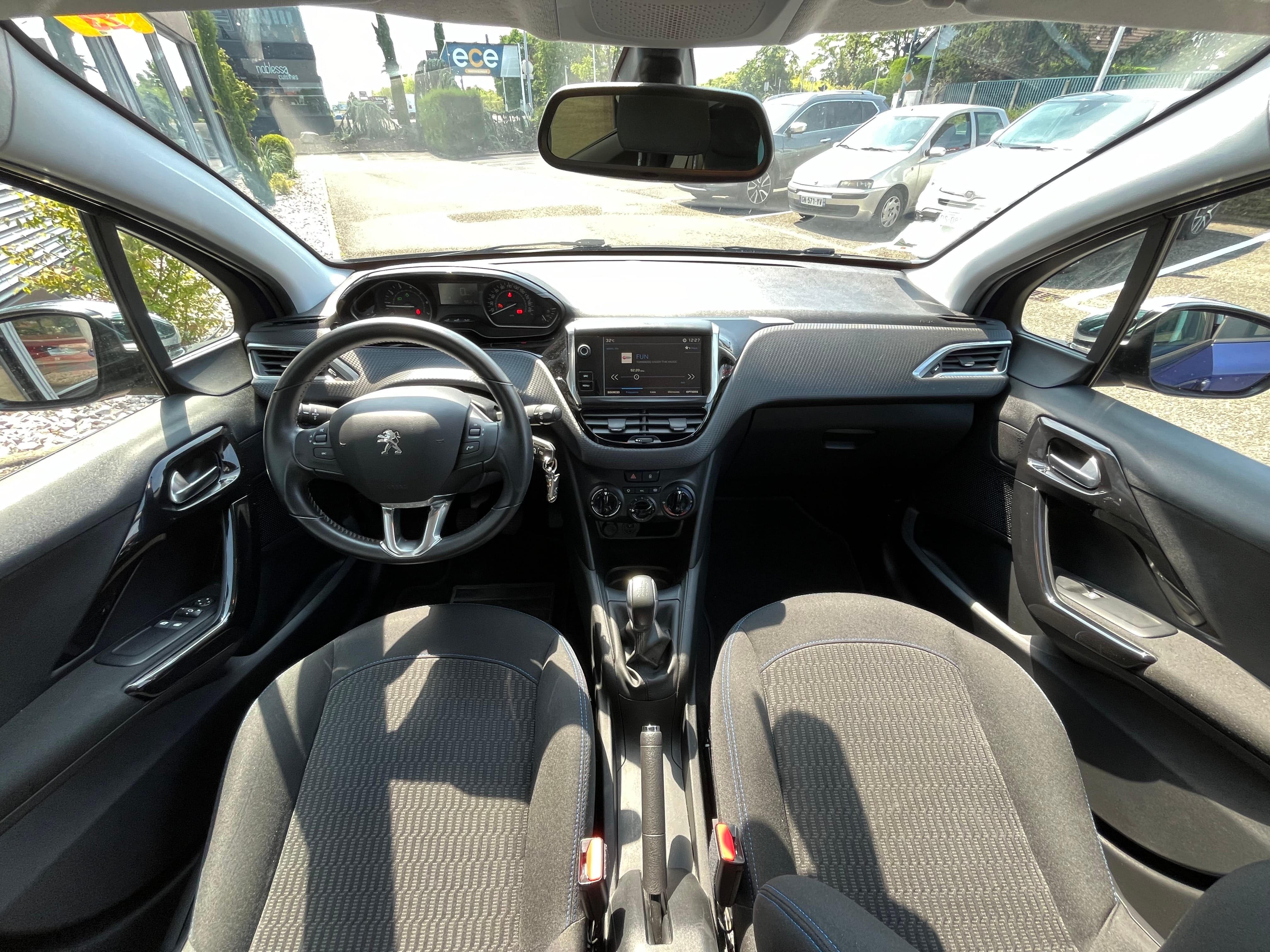 Peugeot 208 (Vignette suisse) avec Siège bébé