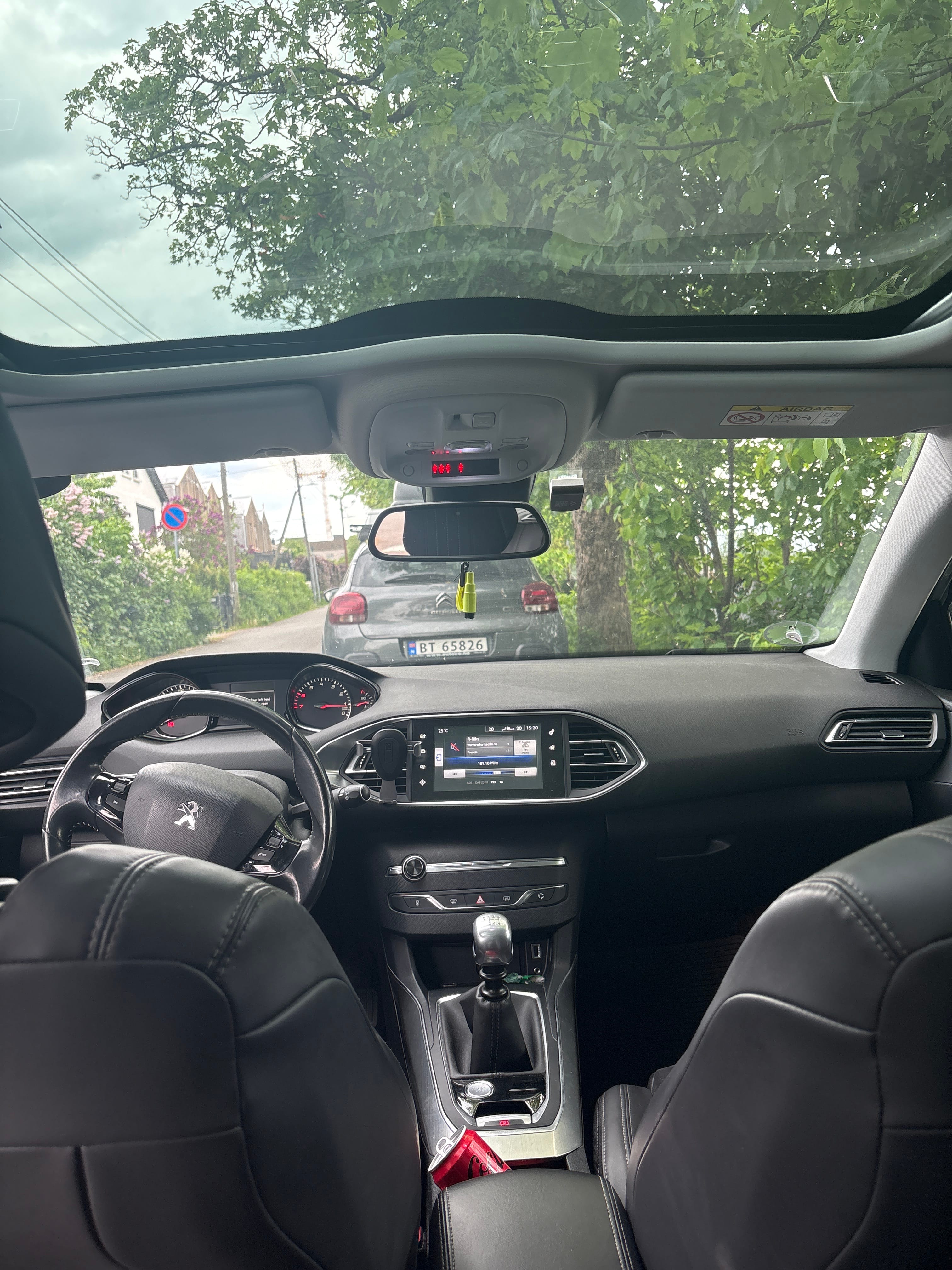 Peugeot 308 SW with Dashcam