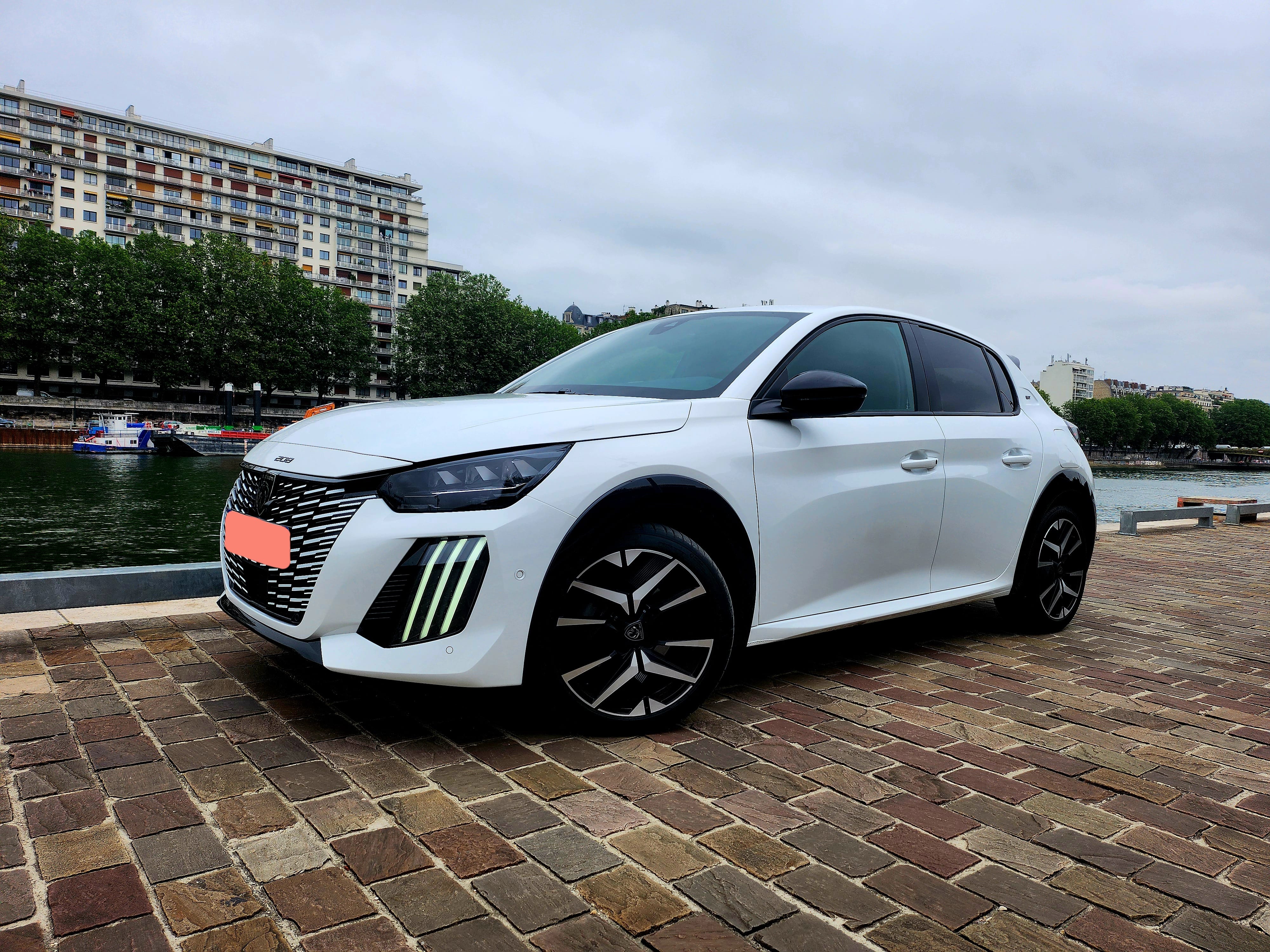 Peugeot 208 HYBRIDE Boite Auto (GR207) (Clim, Chargeur a induction, connectivité Smartphone, ...), 2023, Essence 98 / Électrique (hybride), automatique