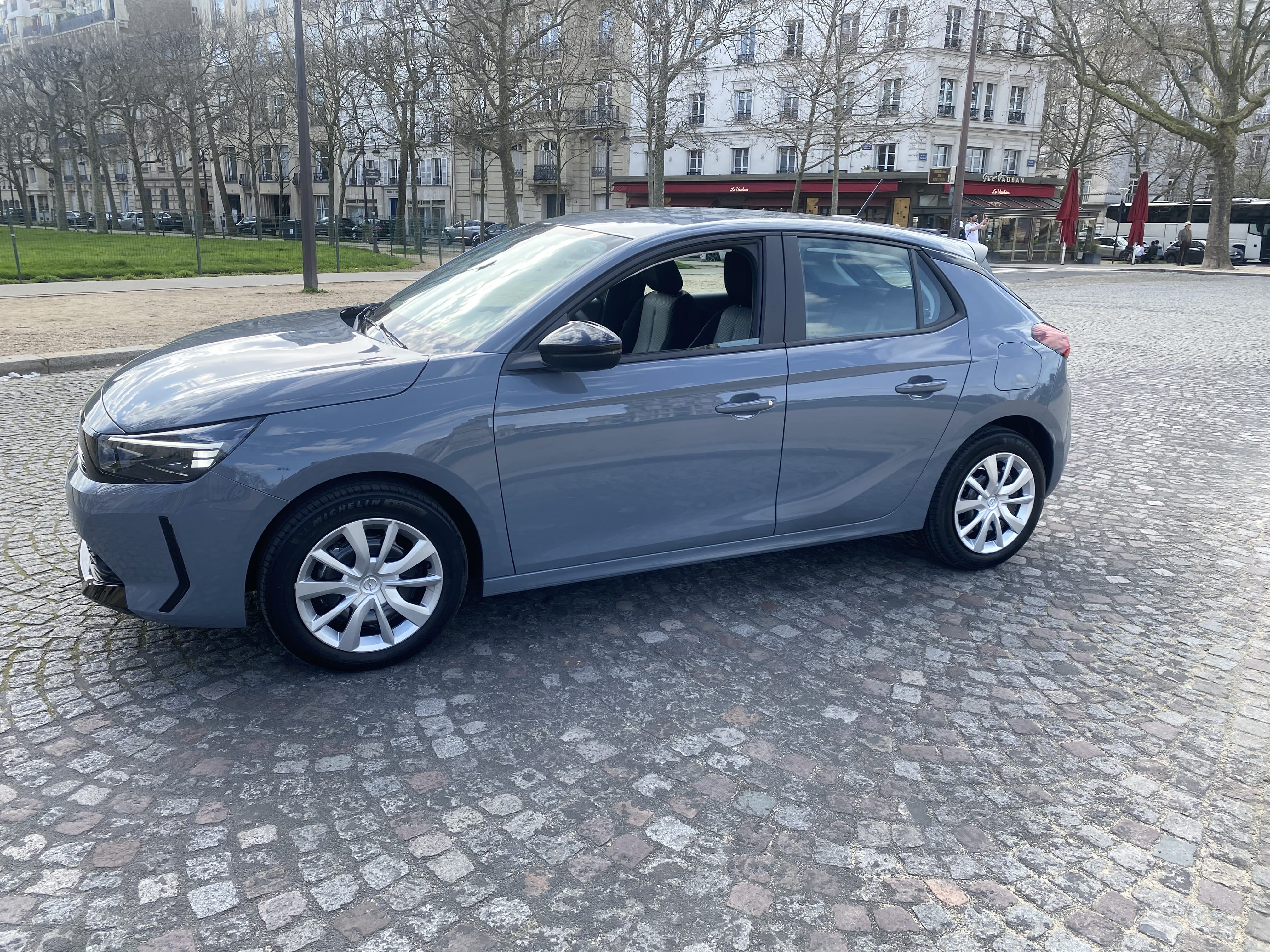 Opel Corsa Hôpital la crois saint-Simon/Métro9Maraichers/ rue des Pyrénées /USB/Clim/Régulateur avec GPS