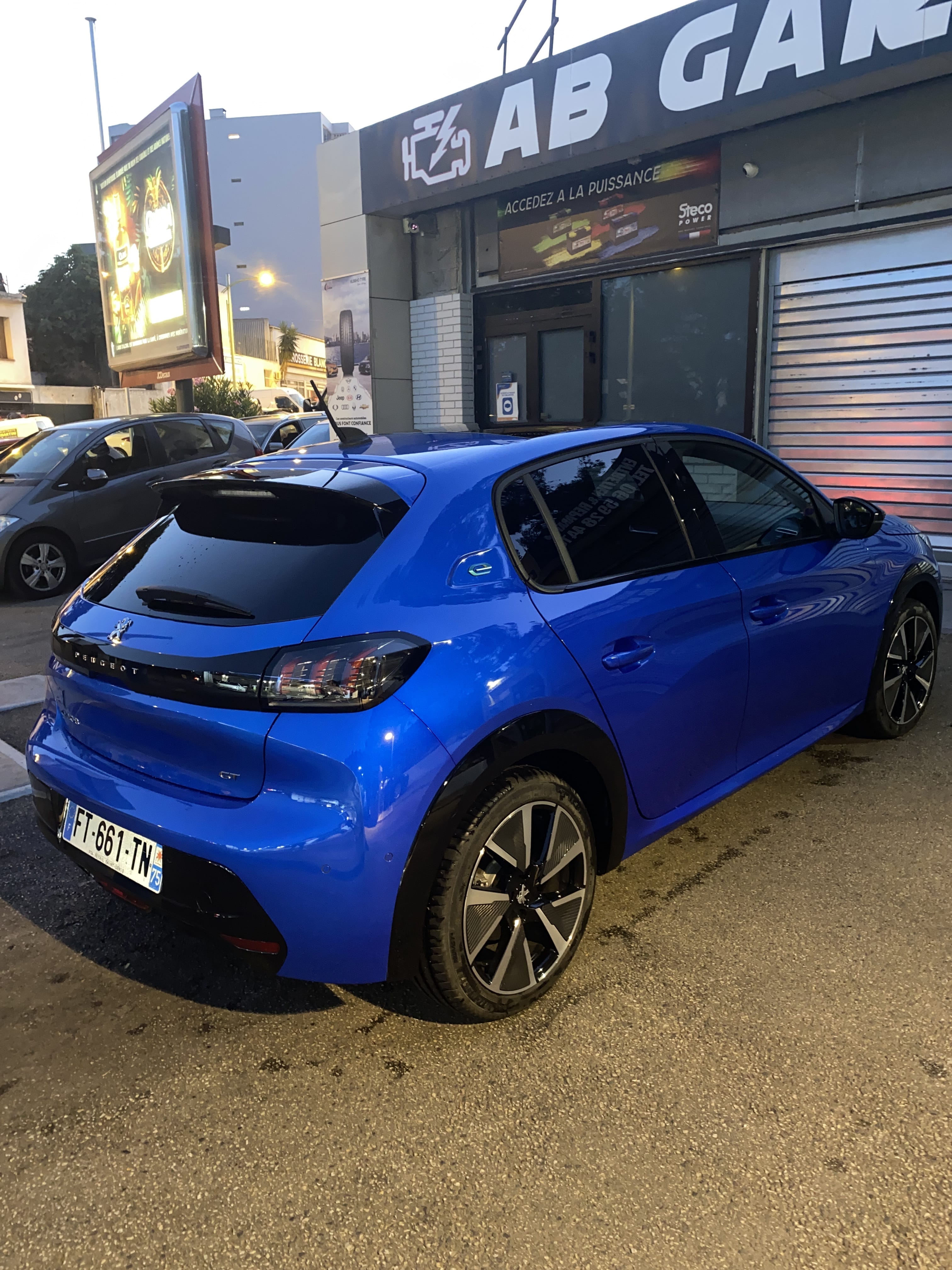 Peugeot e-208 Style GT (100% électrique) avec GPS