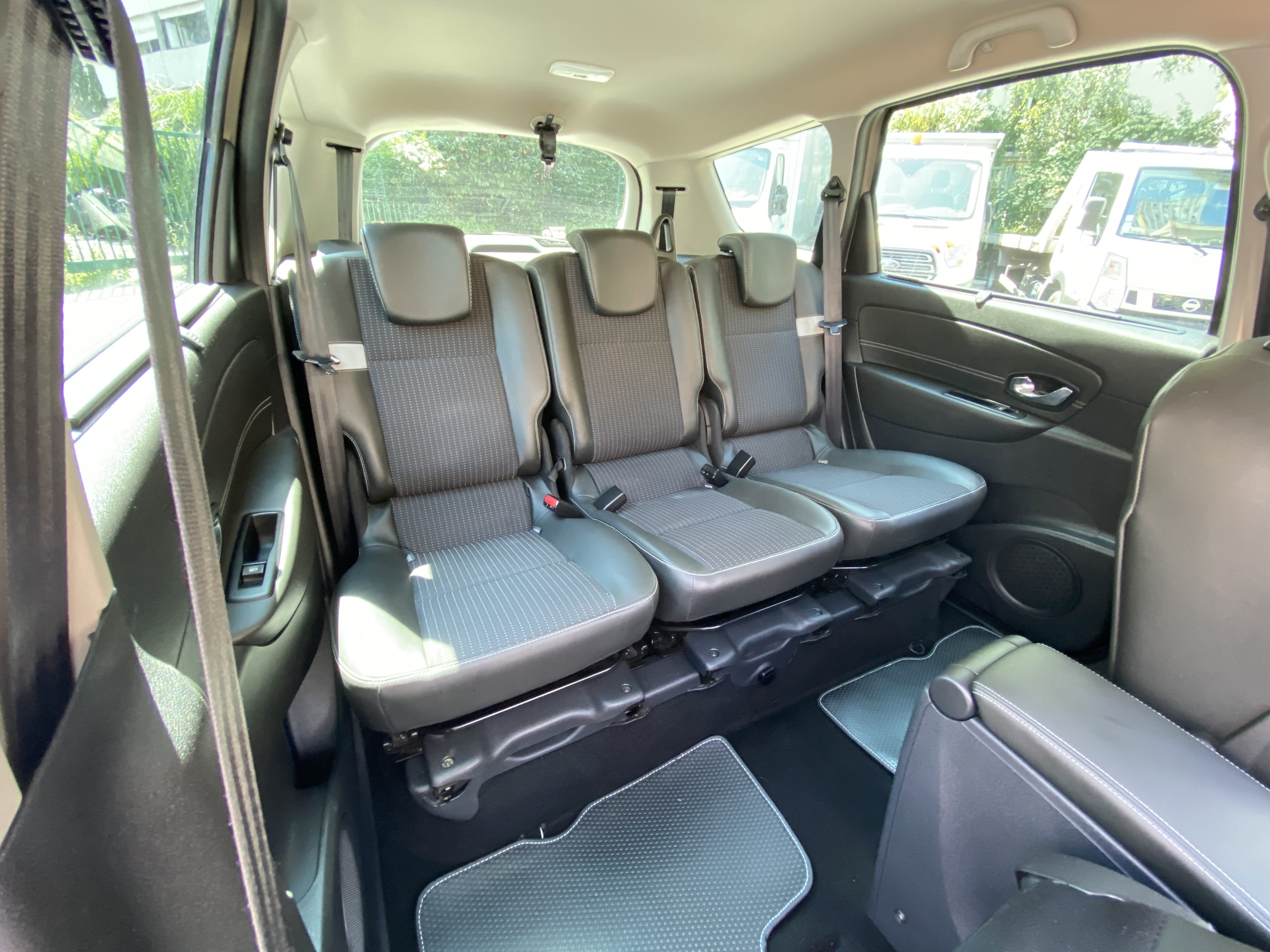 Renault Grand Scenic III 718 mit Kindersitz