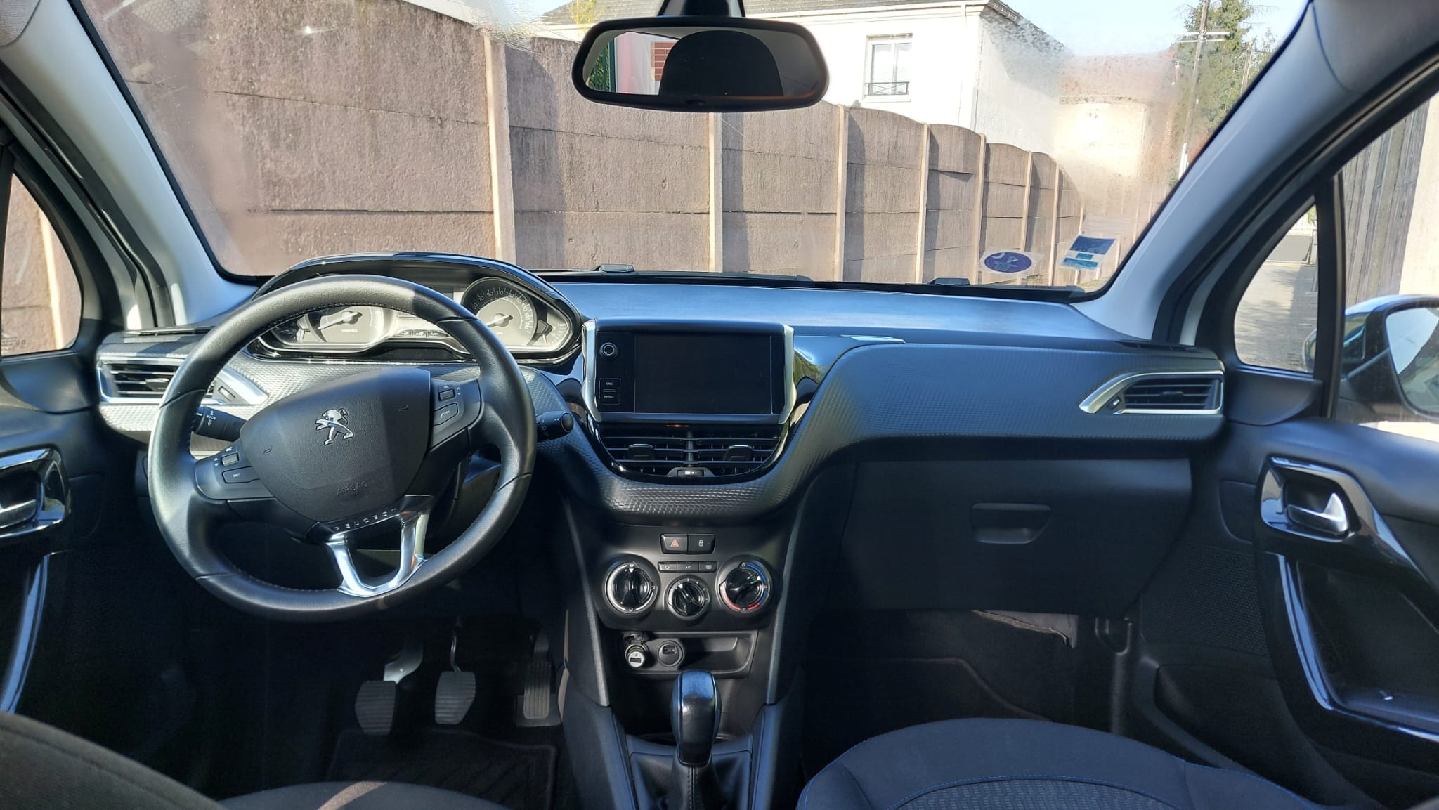Peugeot 208 Signature avec GPS