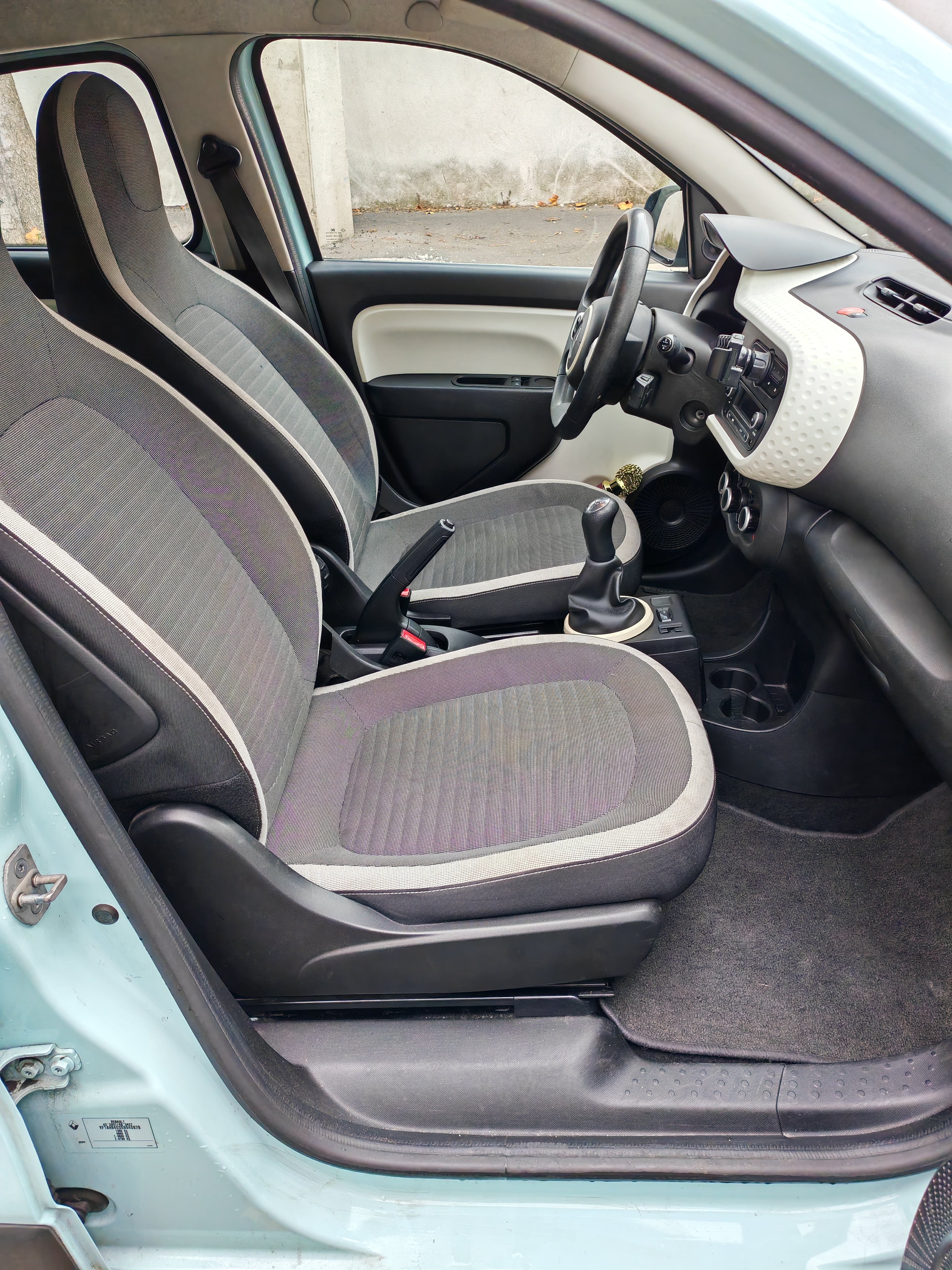 Renault Twingo III with USB charging ports