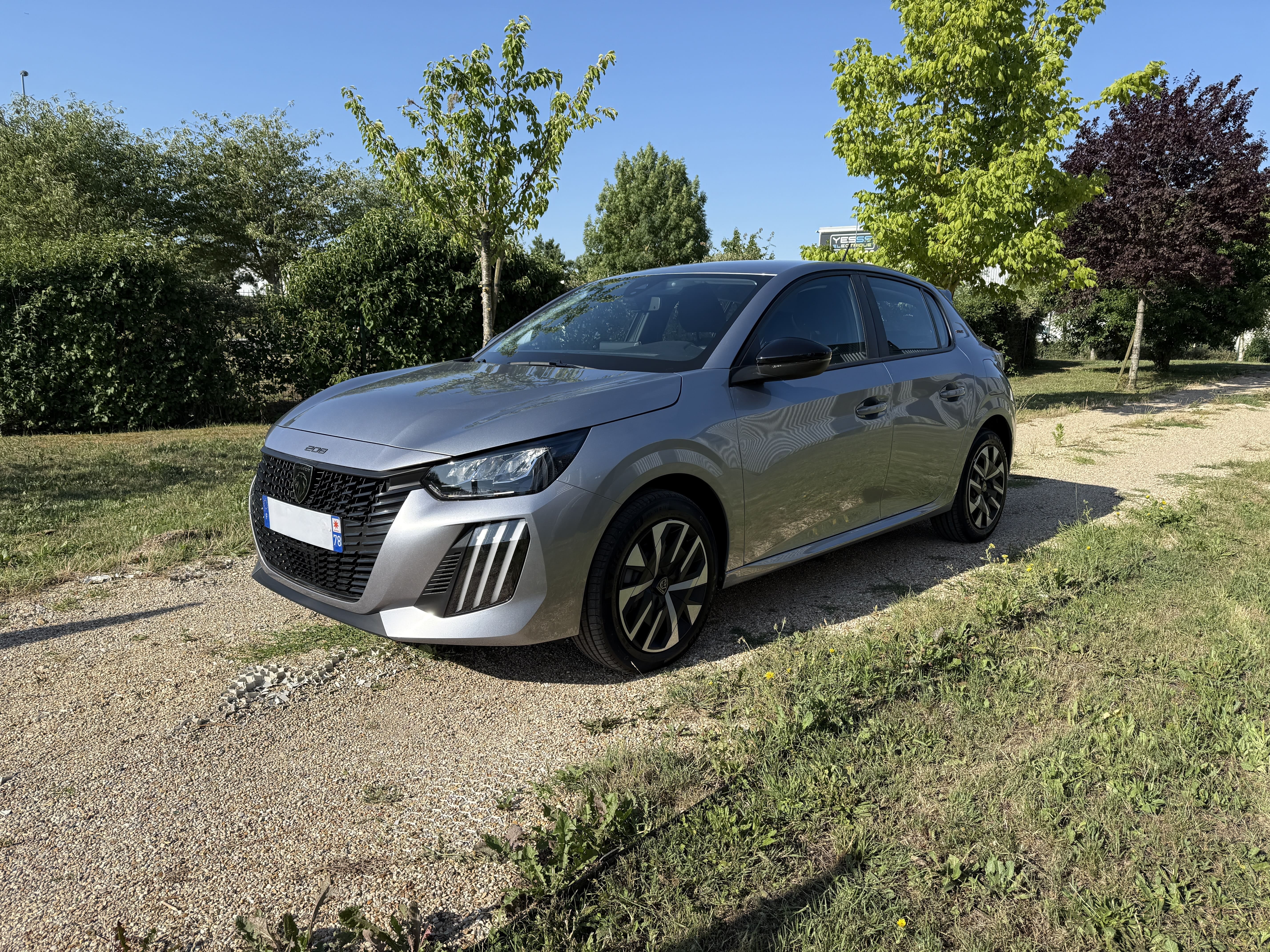 Peugeot 208, 2025, Essence 95 / Électrique (hybride), automatique