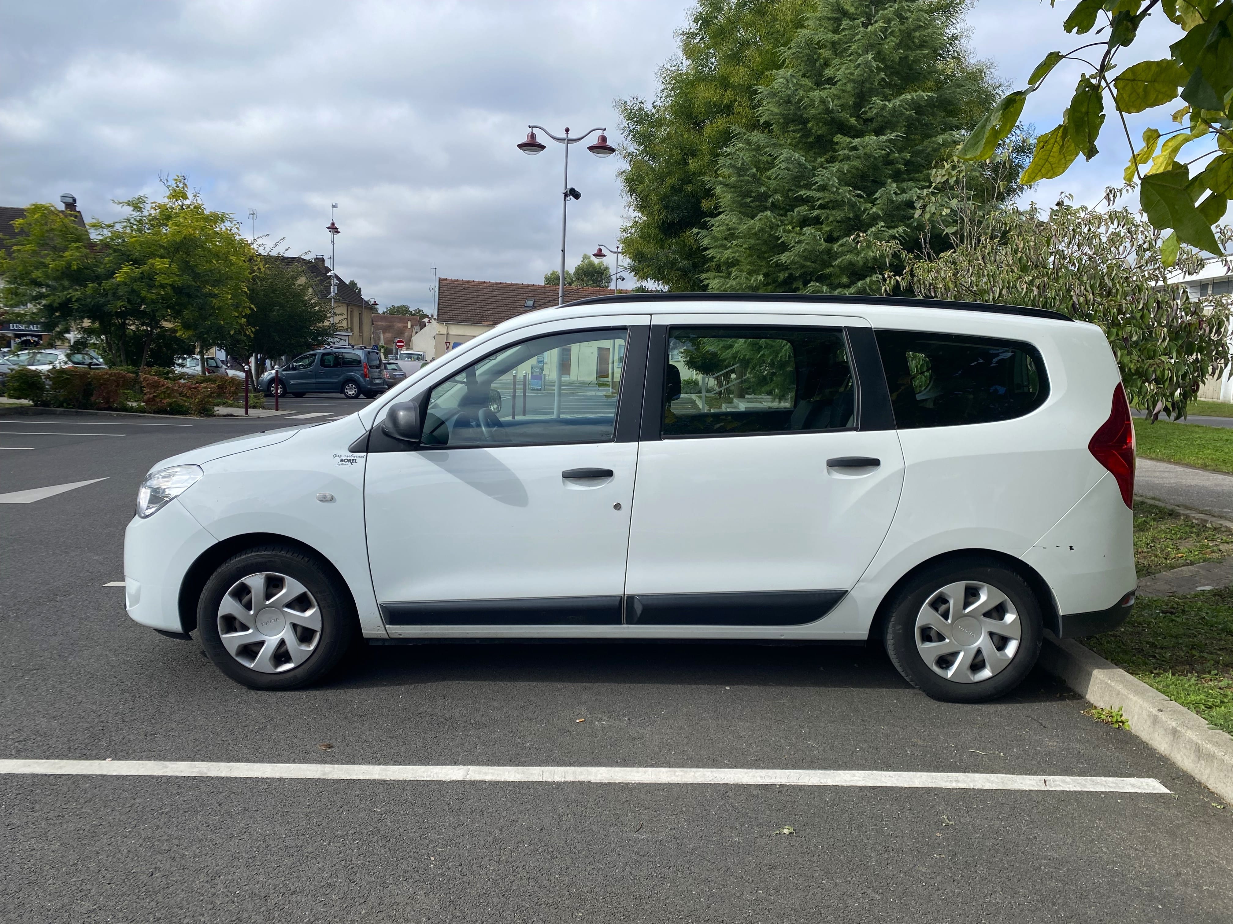 Dacia Lodgy Essence ou GPL , 7 places. avec Coffre de toit