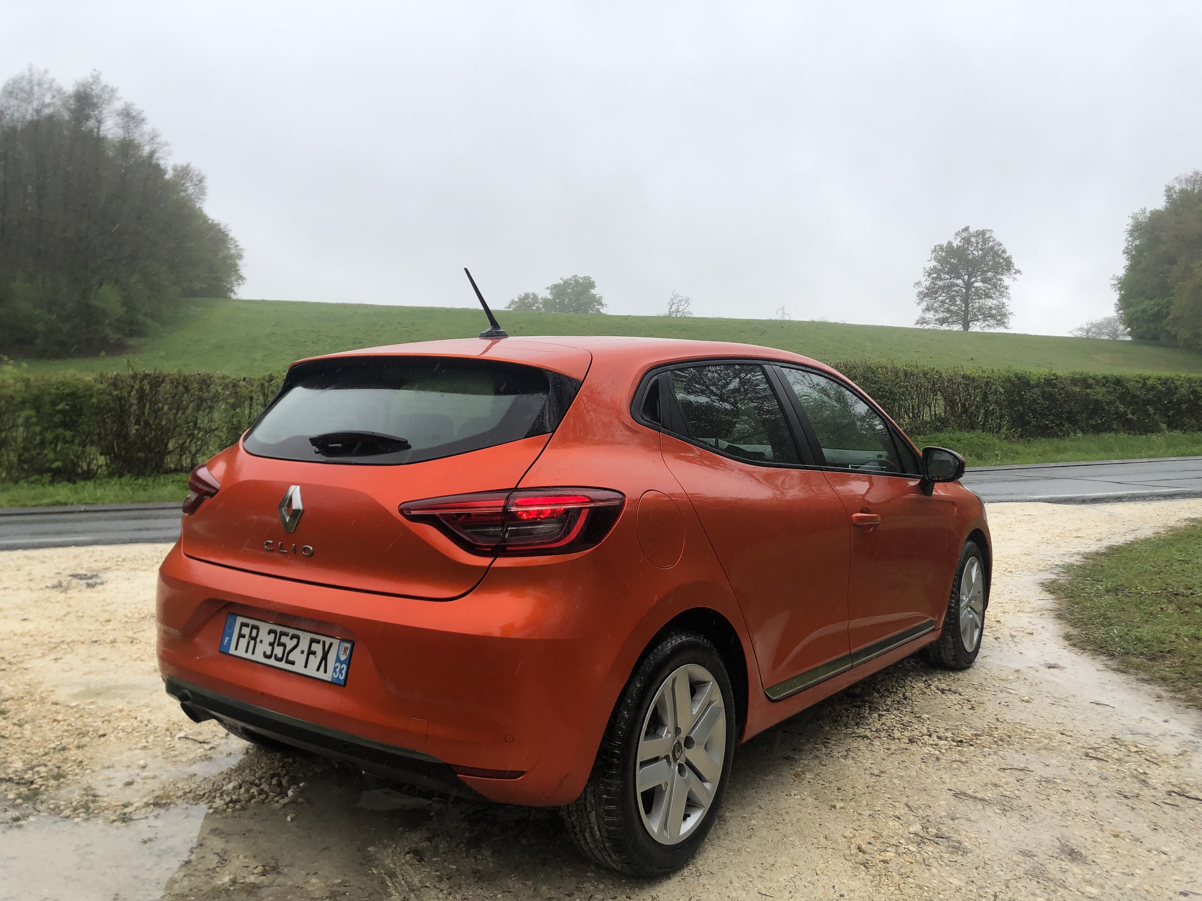 Renault Clio  Louez la Renault Clio 5 Essence – Moderne, Confortable et Économique ! avec Climatisation