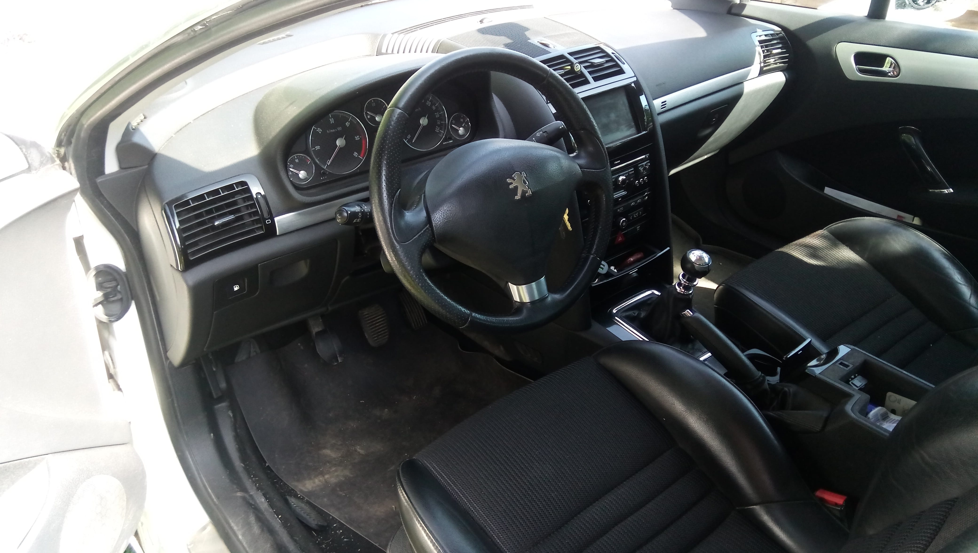 Peugeot 407 Coupé 2L hdi navtech avec Entrée audio / iPod