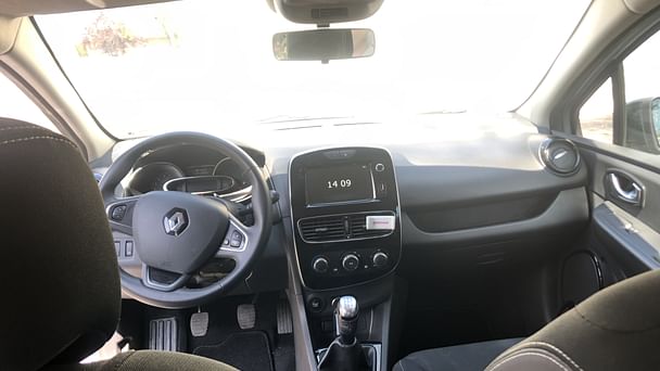 Renault Clio Louez la Renault Clio Essence – Polyvalente, Confortable et Économique ! avec Entrée audio / iPod