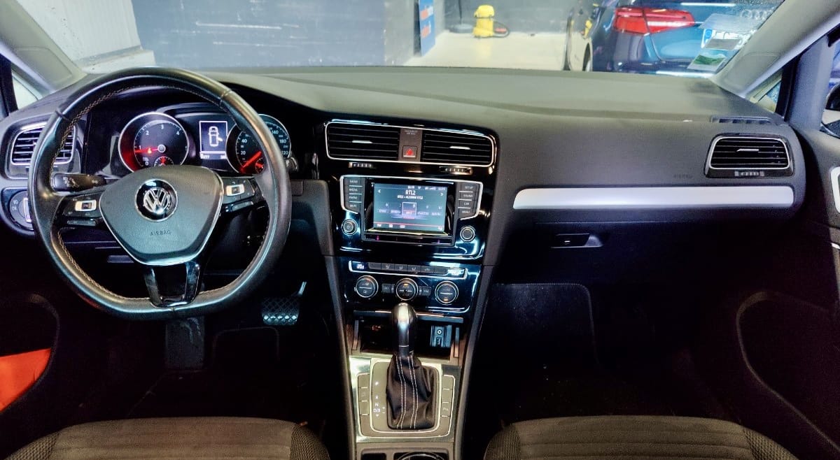 Volkswagen Golf  Louez la Golf Diesel DSG CUP – Sportivité, Confort et Économie en Boîte Automatique ! avec Audio Bluetooth