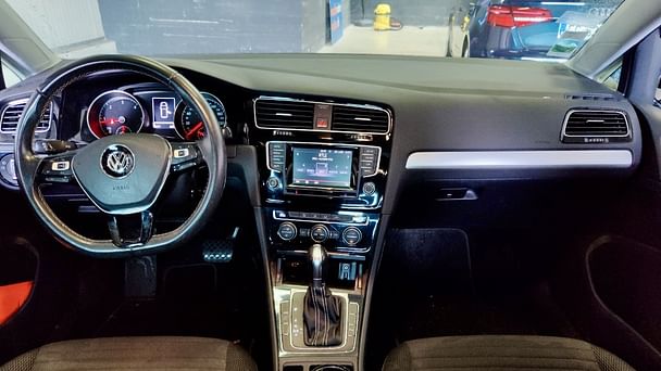 Volkswagen Golf Louez la Golf Diesel DSG CUP – Sportivité, Confort et Économie en Boîte Automatique ! avec Entrée audio / iPod