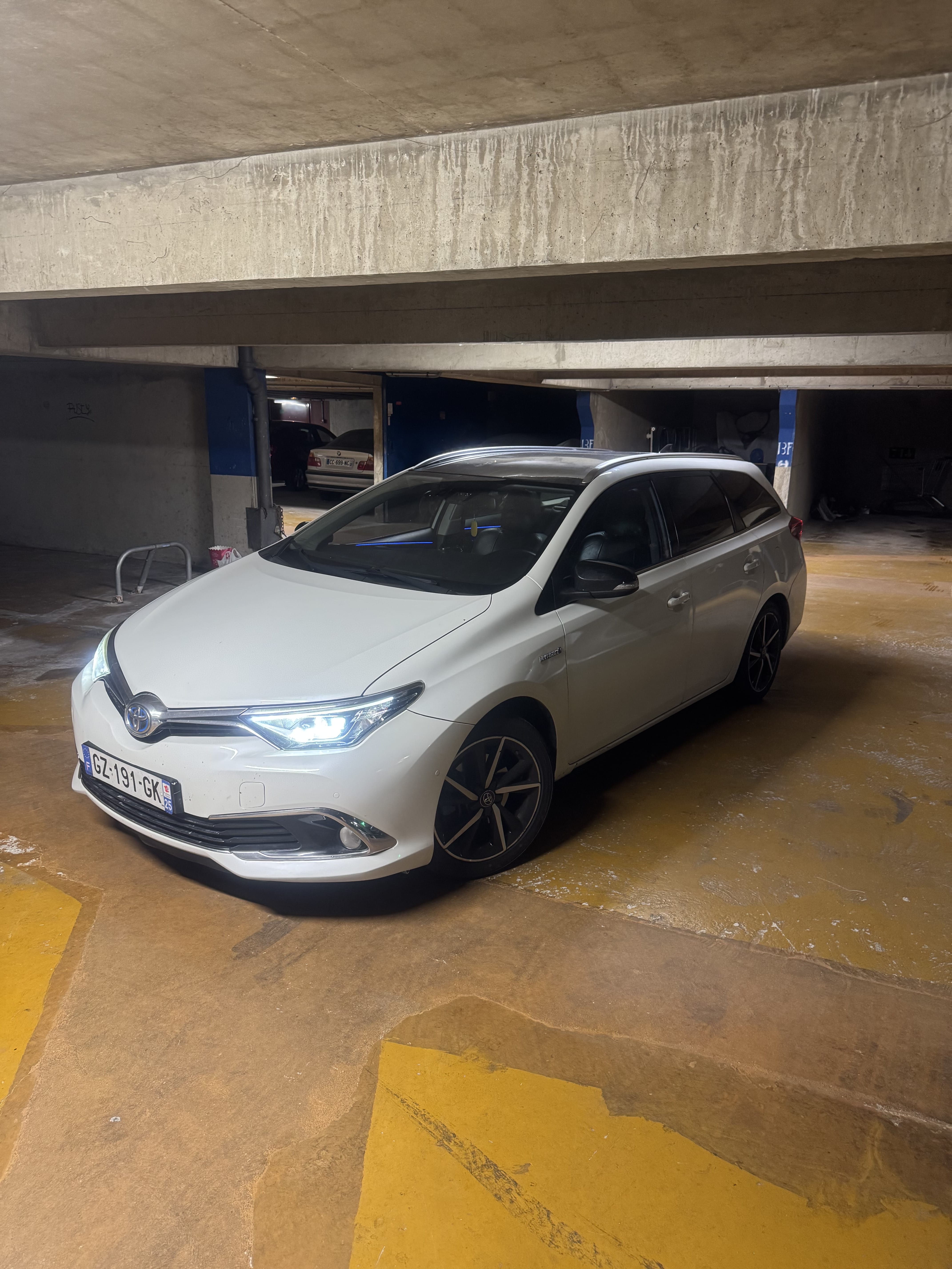 Toyota Auris Hybride, 2015, Essence 98 / Électrique (hybride), automatique