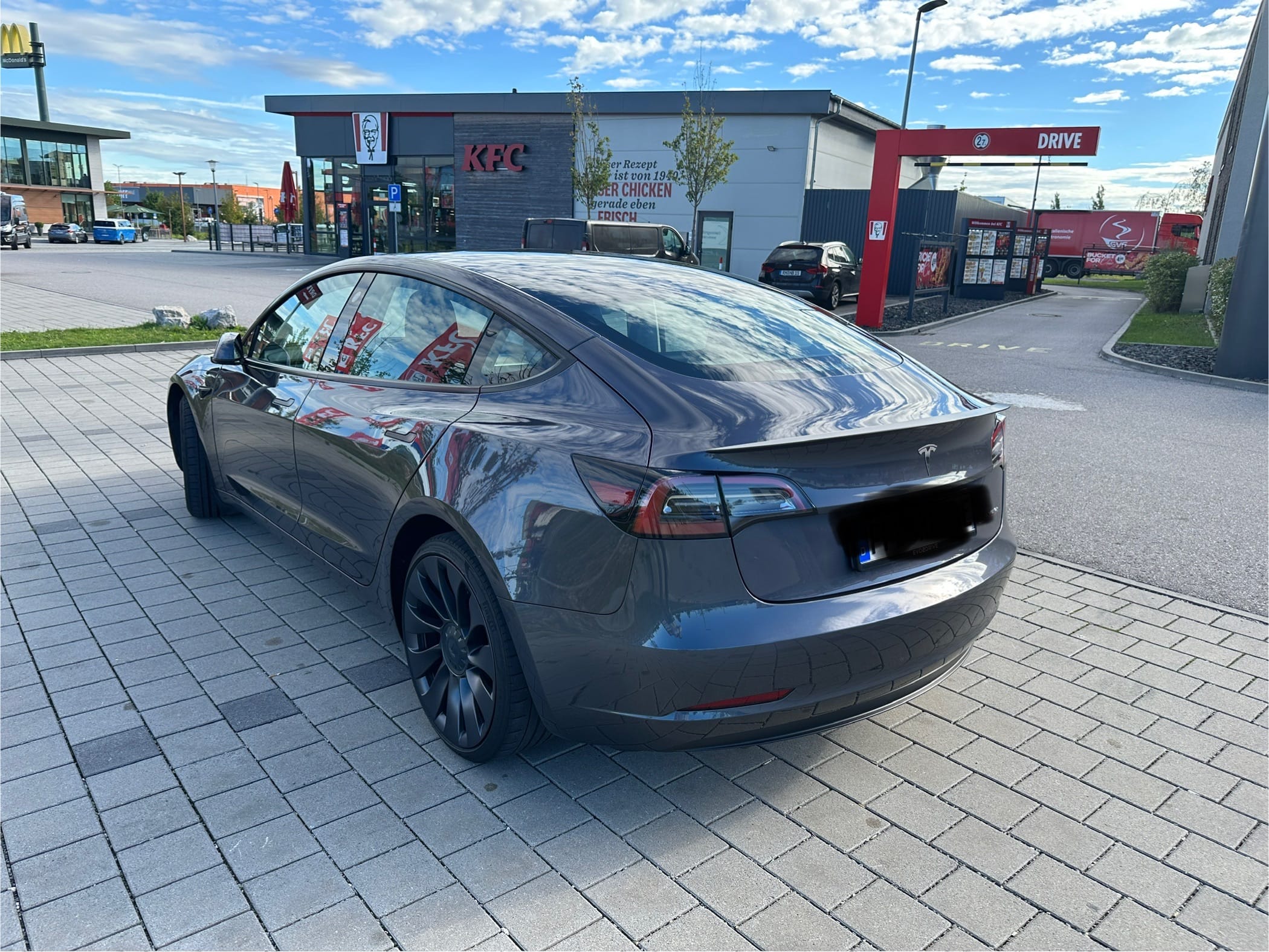 Tesla Model 3 Performance Allradantrieb, Automatik, 2 Elektromotoren mit Bluetooth-Audio