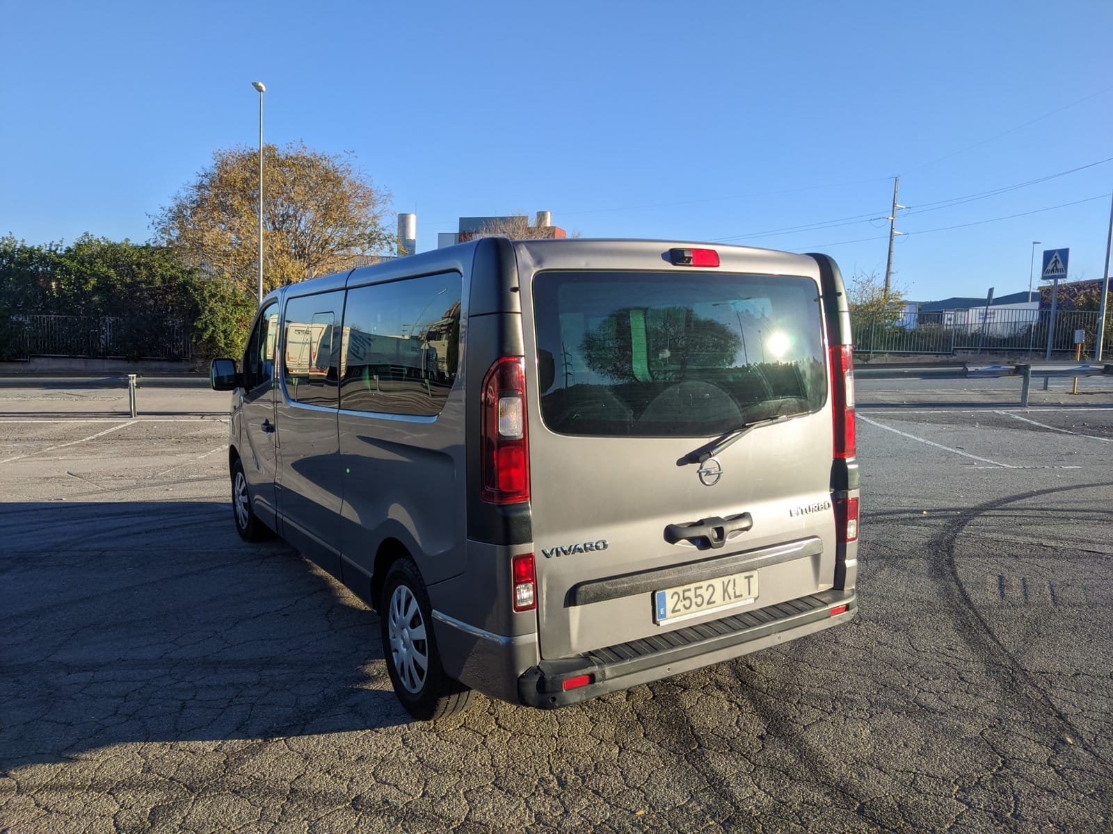 Opel Vivaro 1.6 9 pasajeros larga mit Navigationsgerät