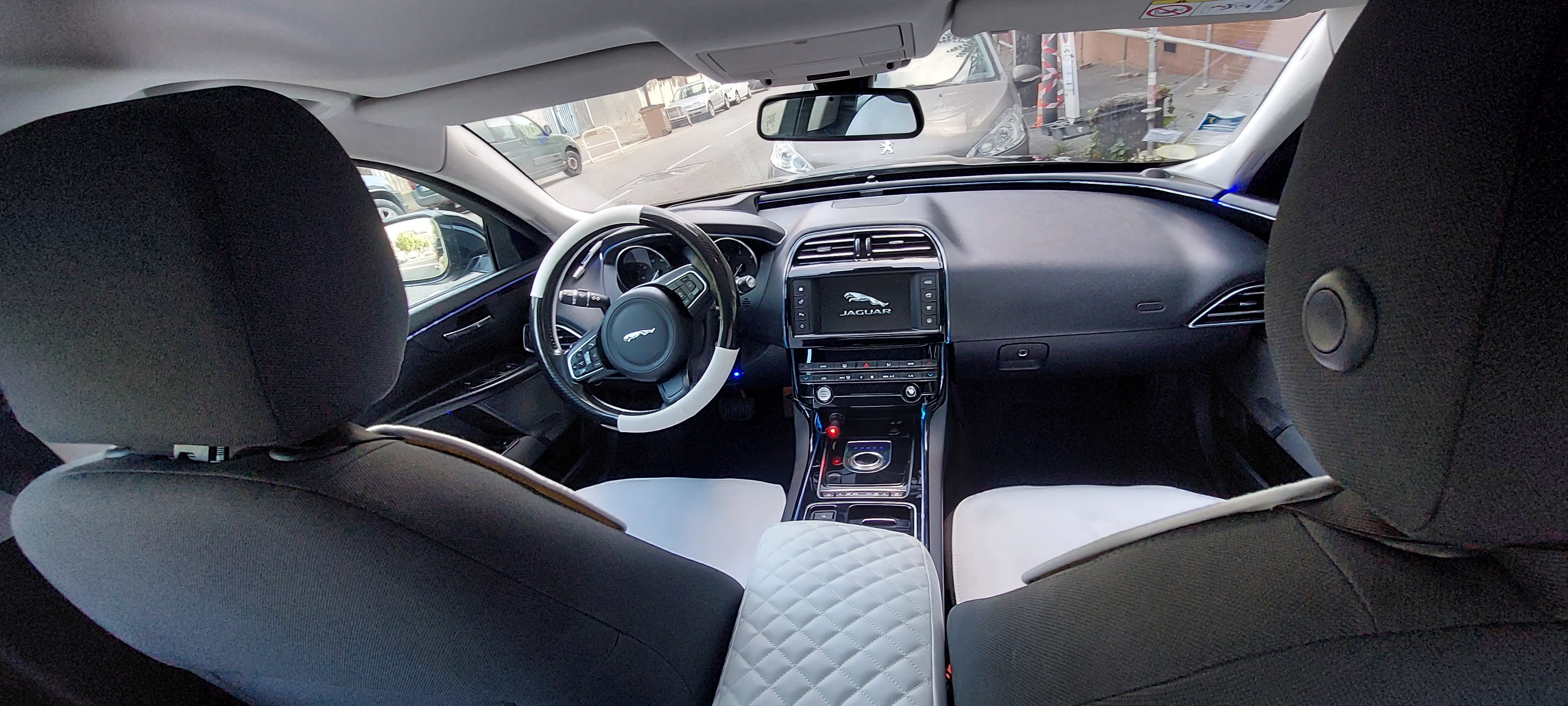 Jaguar XE med Bluetooth audio