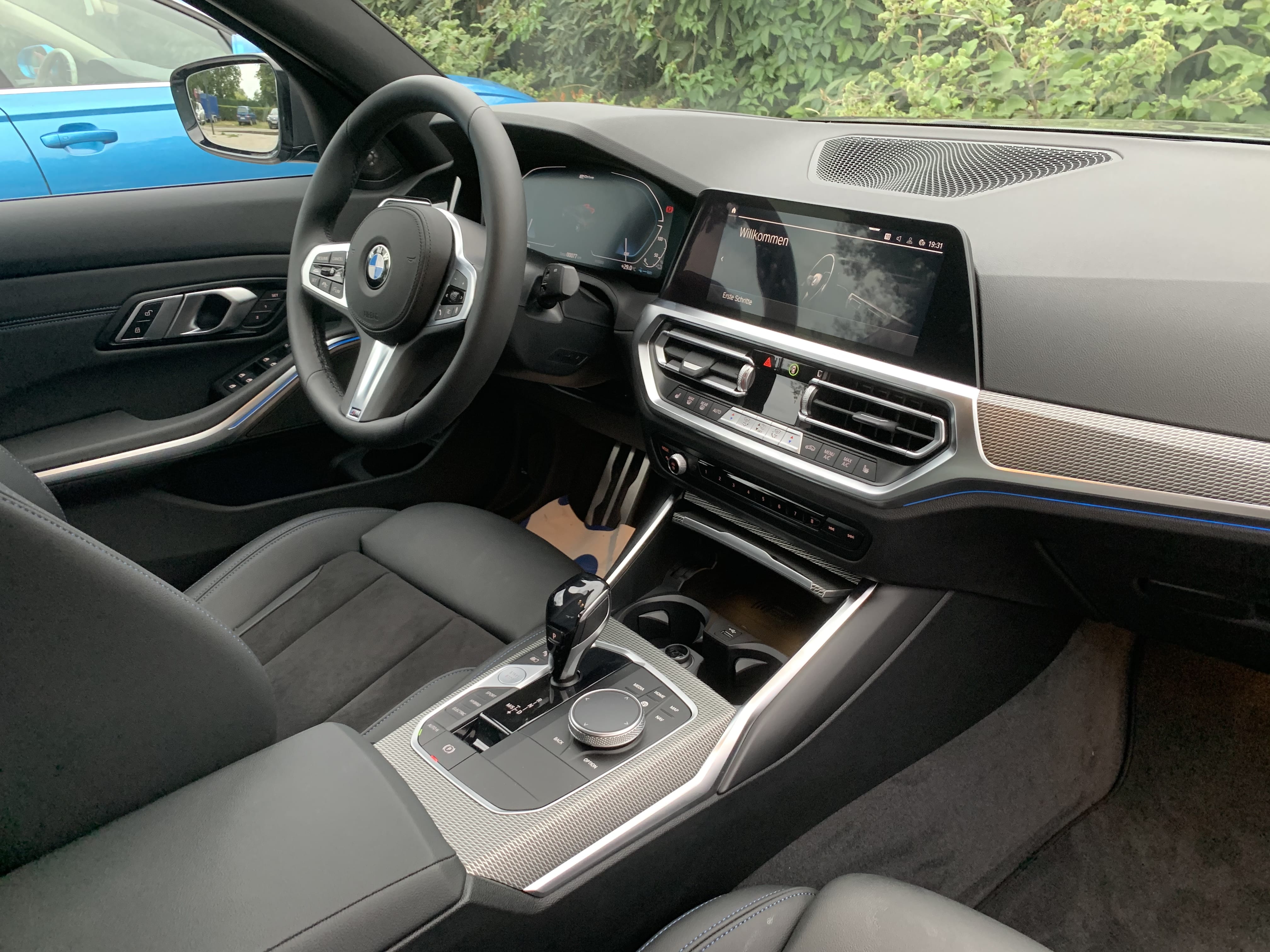 BMW 3er New BMW 330e + accommodations in Vienna mit Apple CarPlay