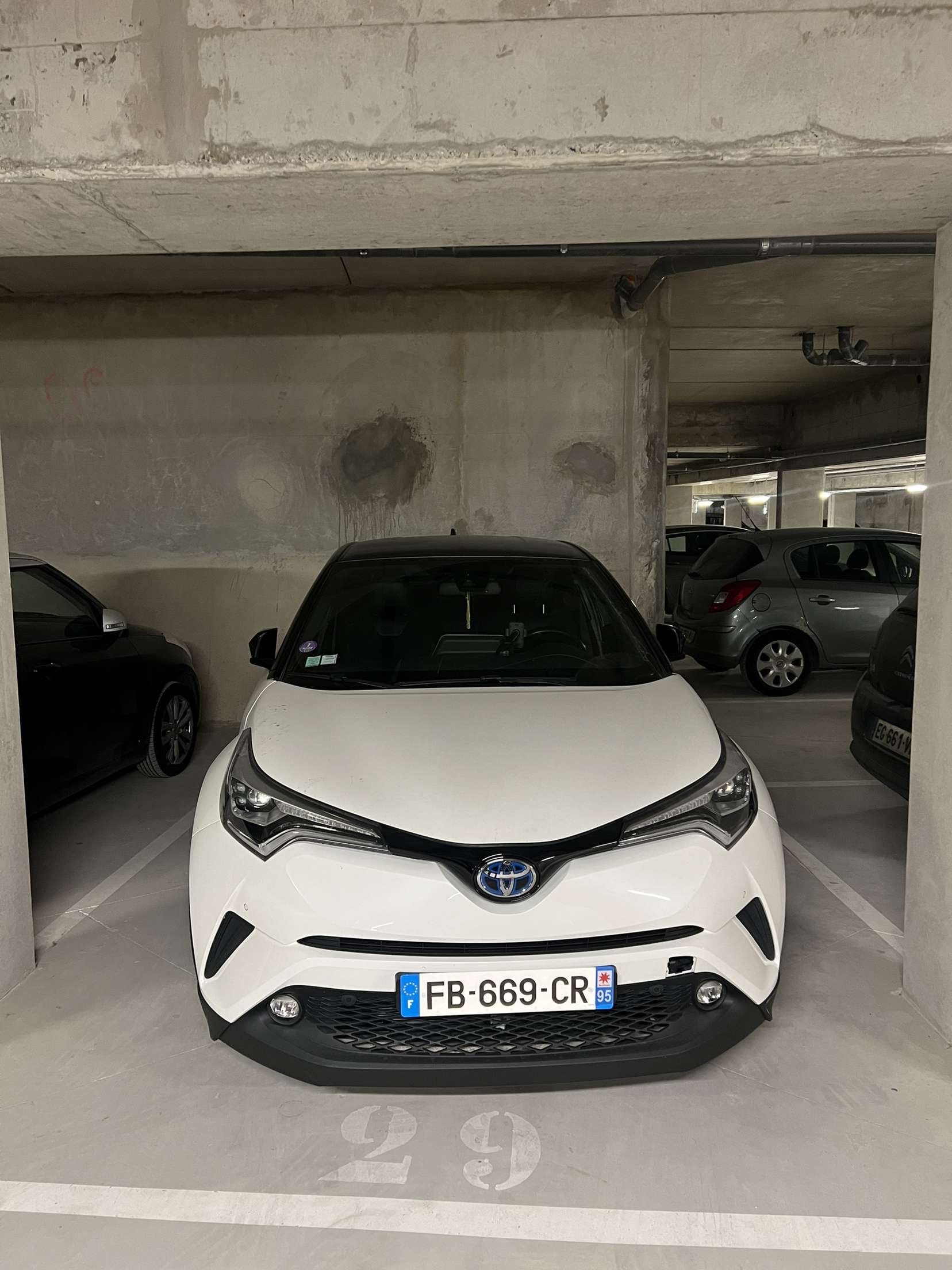 Toyota C-HR, 2018, Essence 98 / Électrique (hybride), automatique