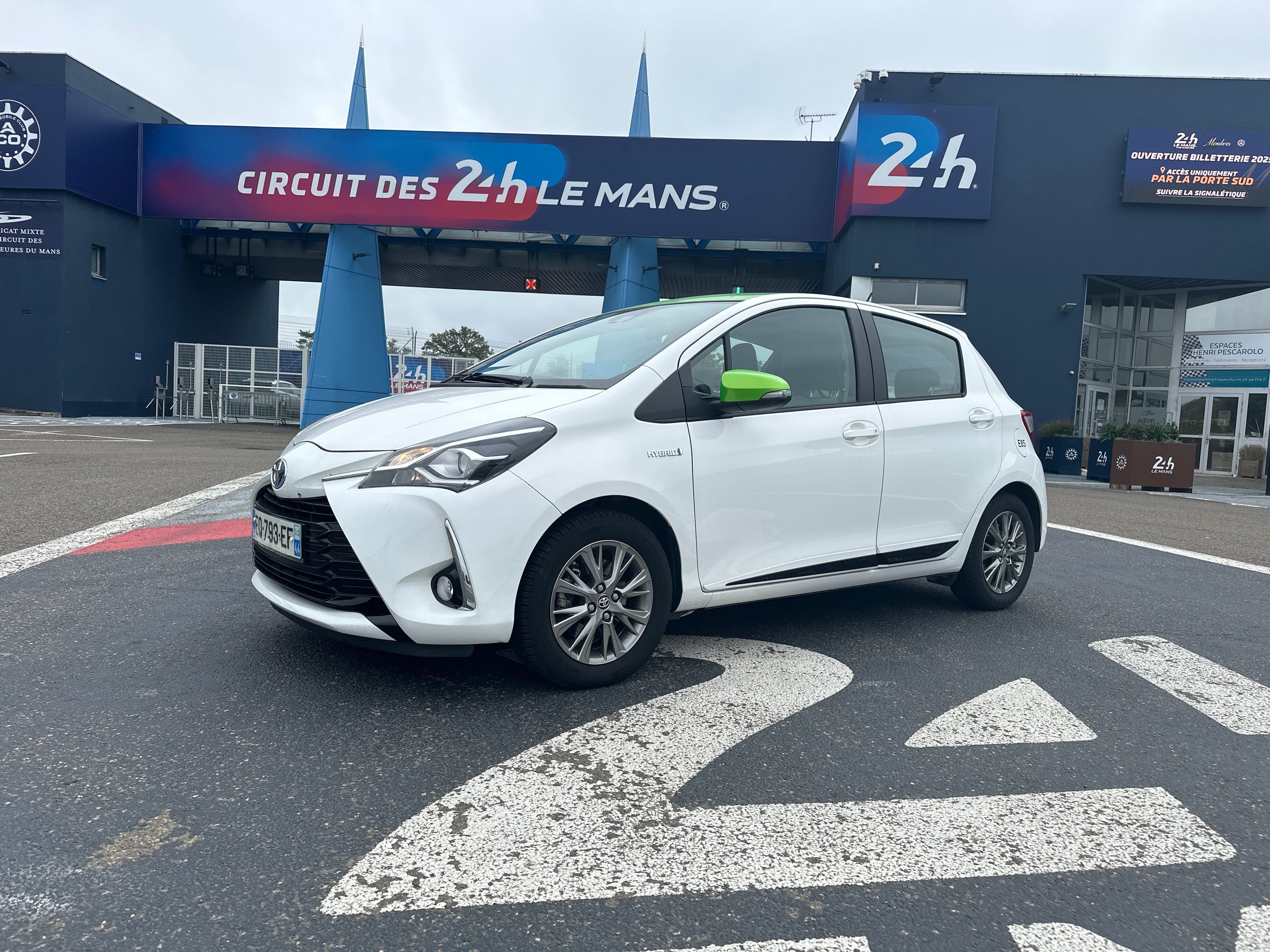Toyota Yaris Hybride, 2017, Essence 95 / Électrique (hybride), automatique