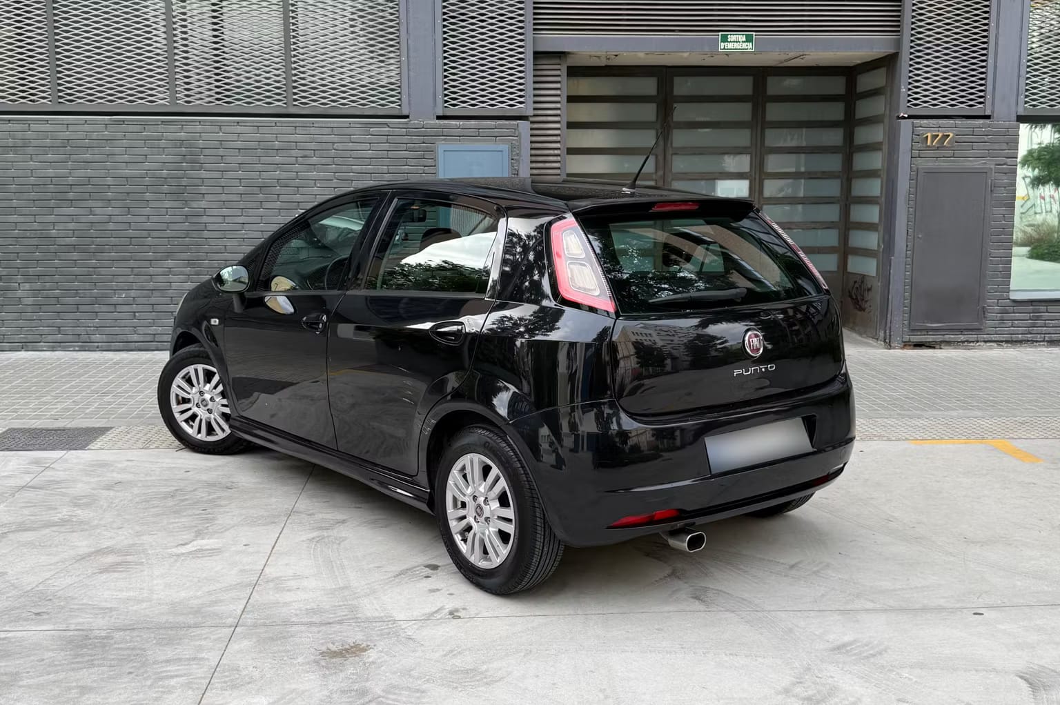 Fiat Punto Easy - económico, cómodo y perfecto para ciudad o escapadas con Aire acondicionado