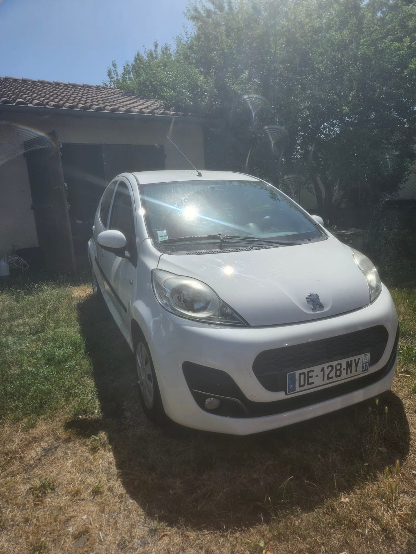 Peugeot 107 blanche avec clim, 2014, Essence 95