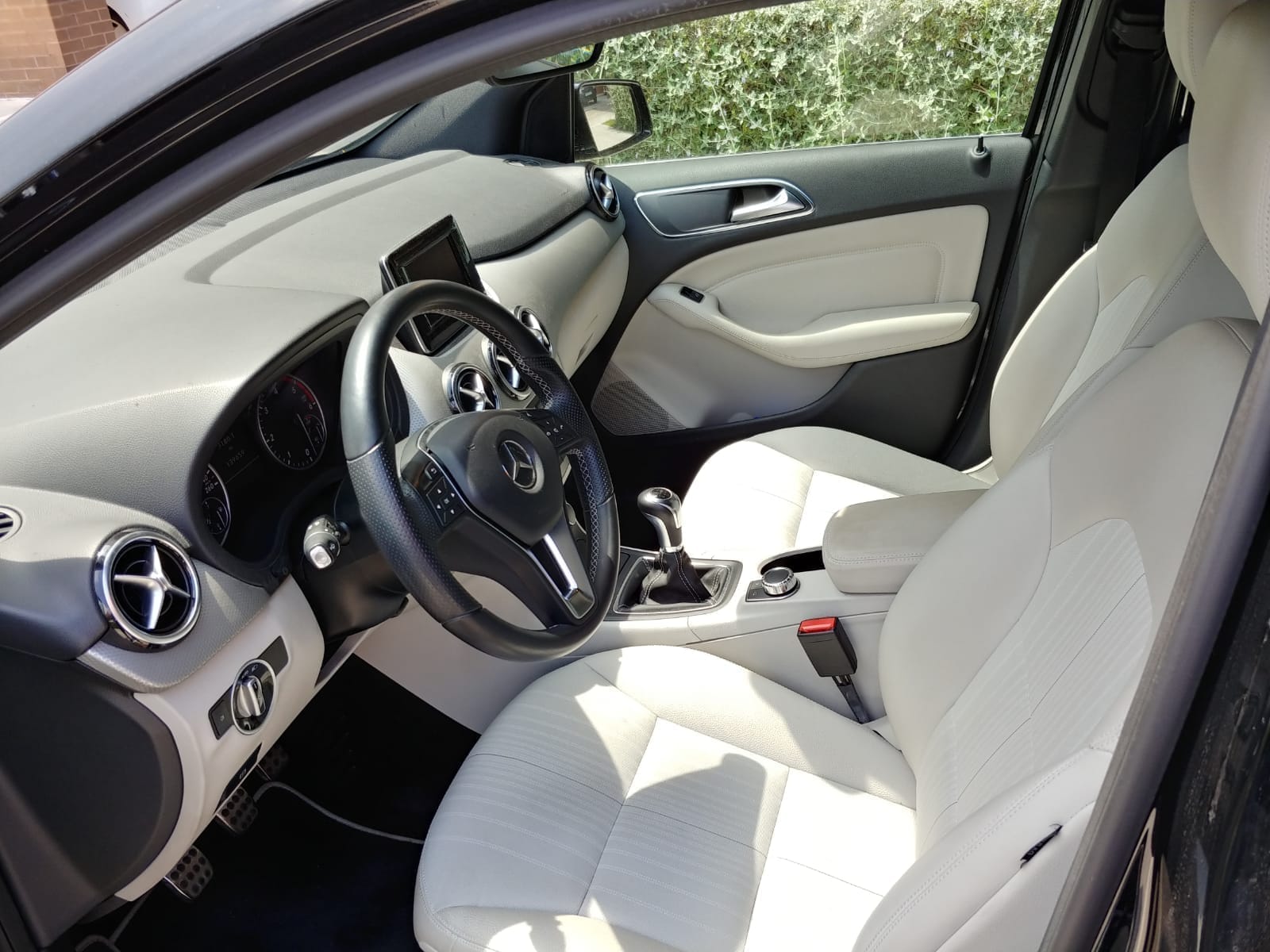 Mercedes Clase B con Silla infantil