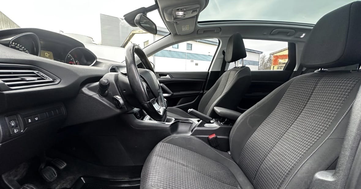 Peugeot 308 SW 1.2 gasolin (95 oct) met Bluetooth audio