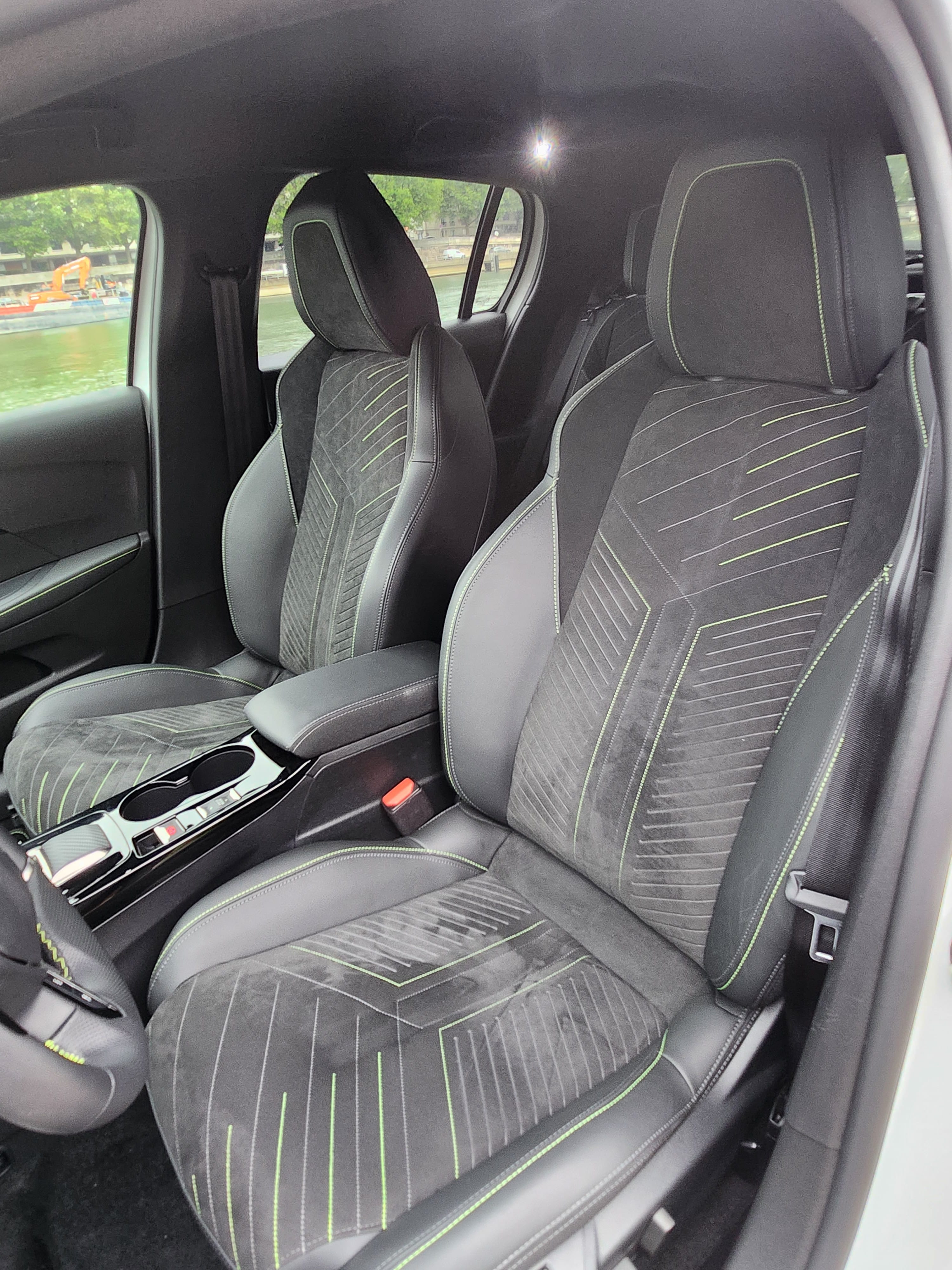 Peugeot 208 HYBRIDE GT LINE (GR938) (Clim, Connectivité Smartphone, charge induction, ...) avec Android Auto