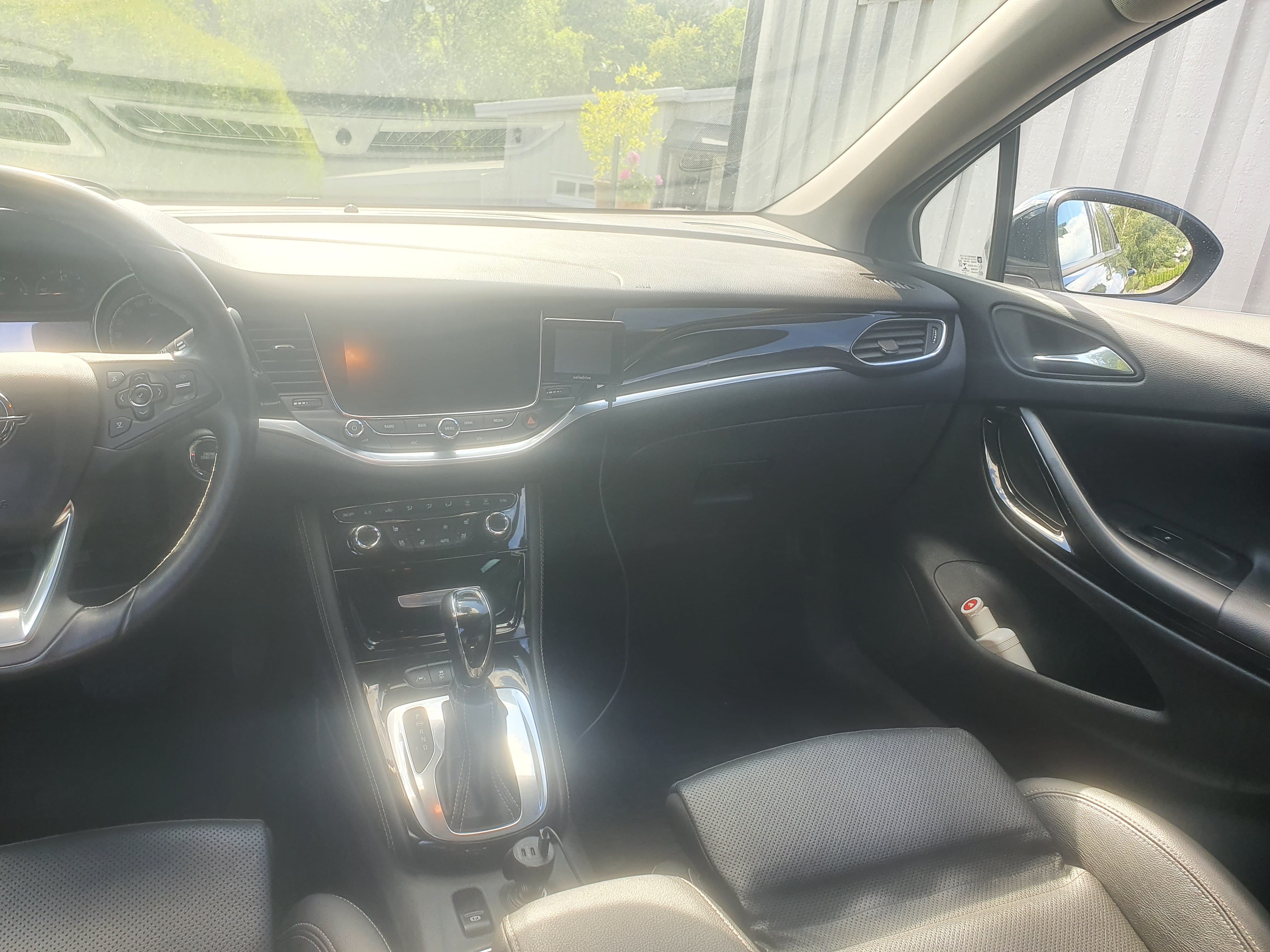 Opel Astra with Audio / iPod input