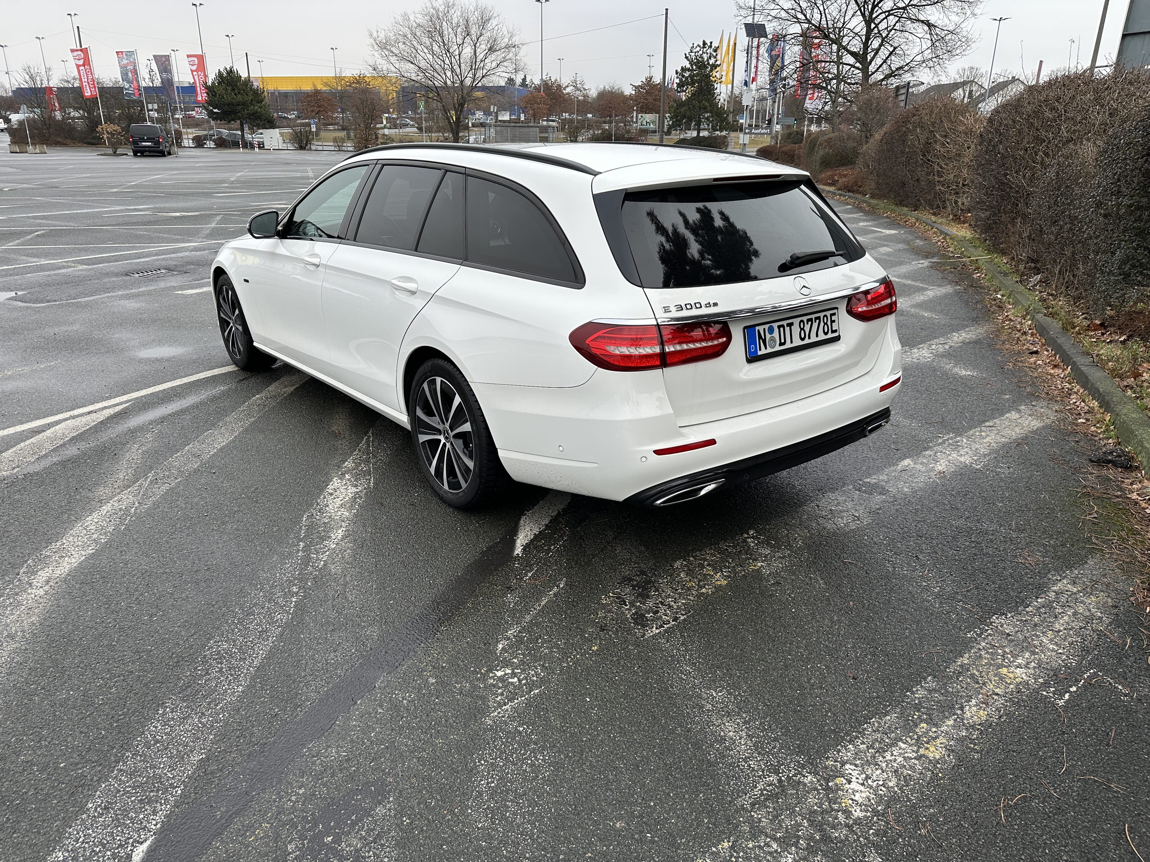 Mercedes-Benz E-Klasse Hybrid mit Navigationsgerät