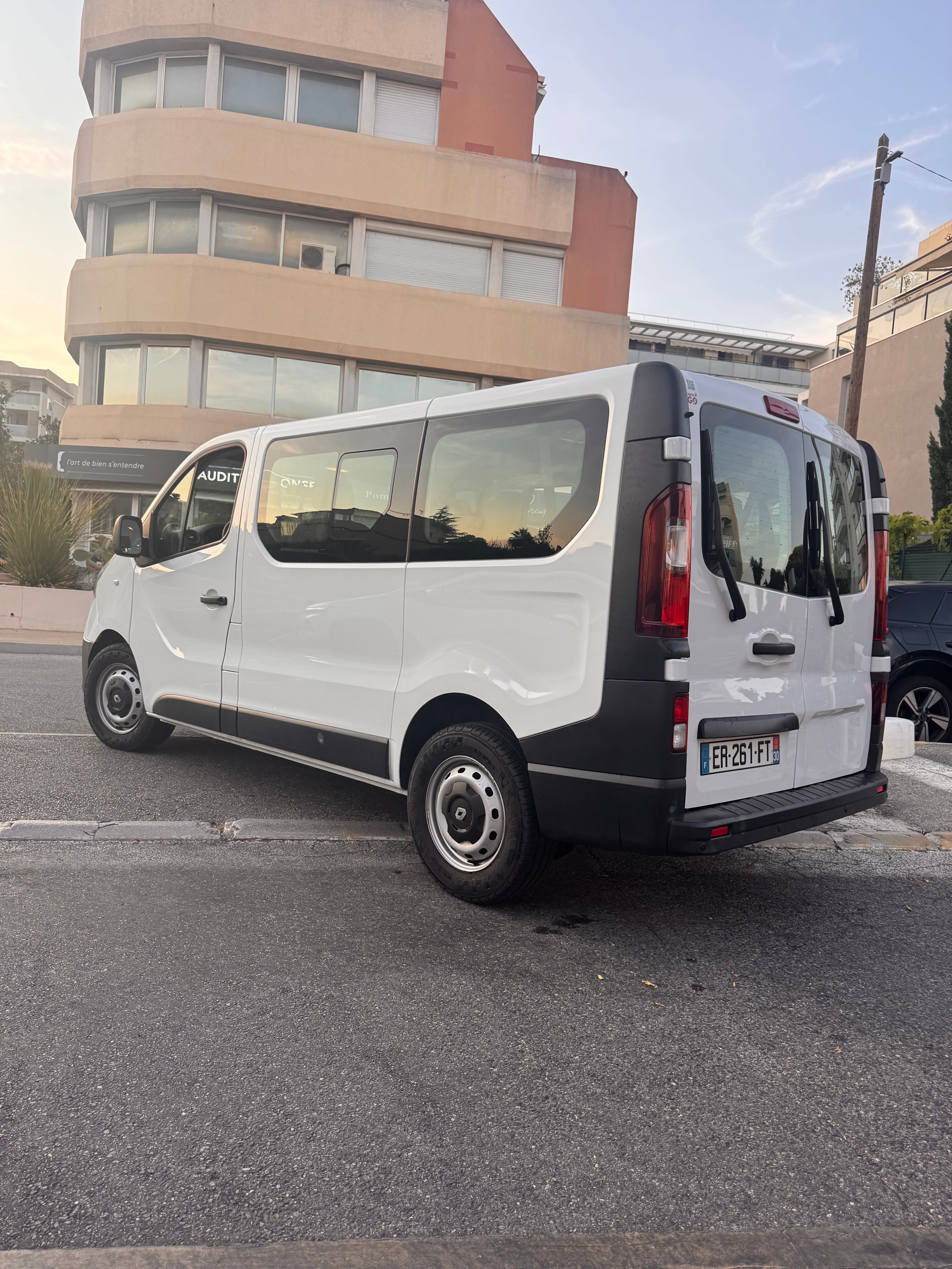 Renault Trafic Passenger with Air conditioning