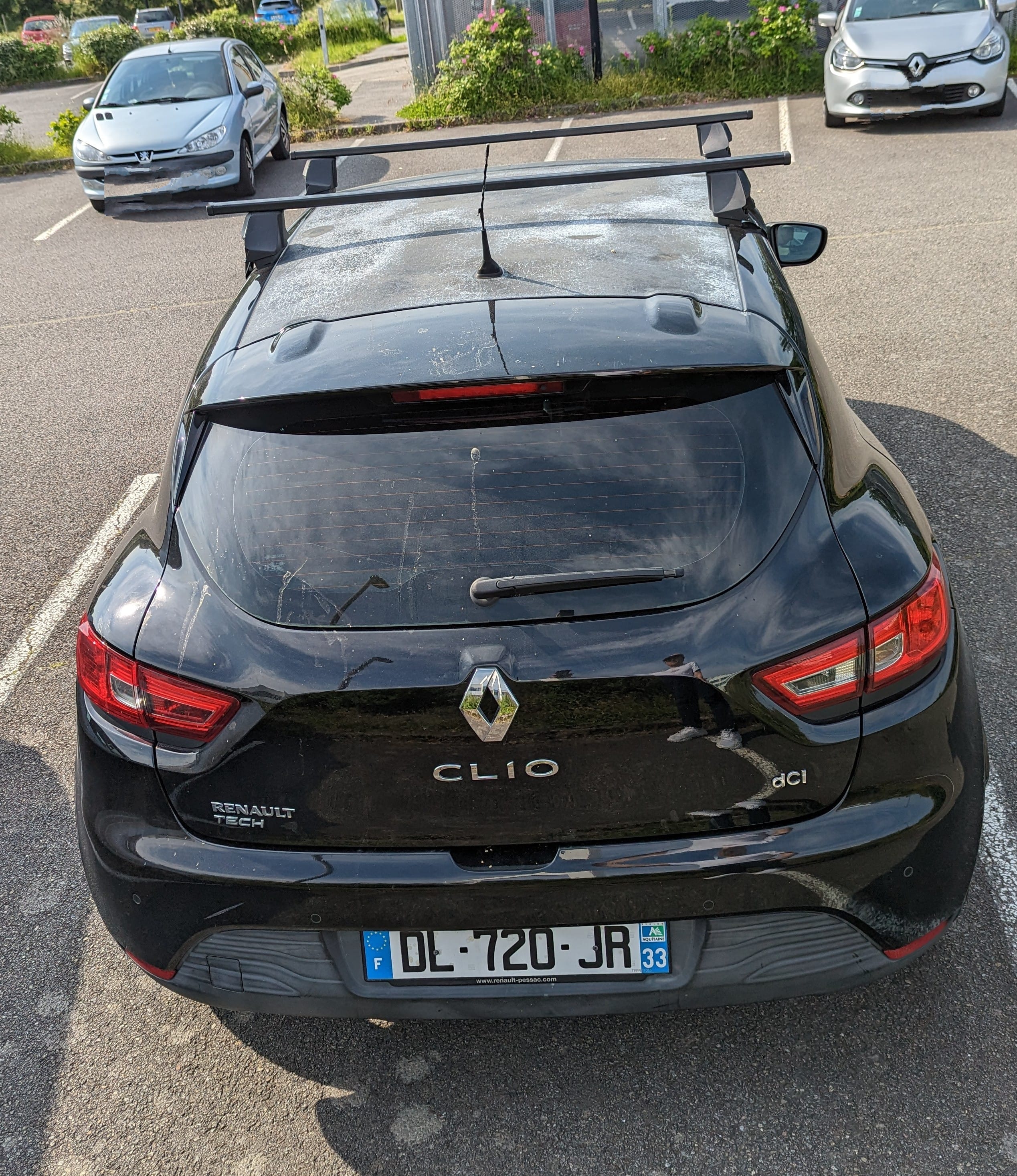 Renault Clio IV Noire, équipée de Barre de toit avec GPS