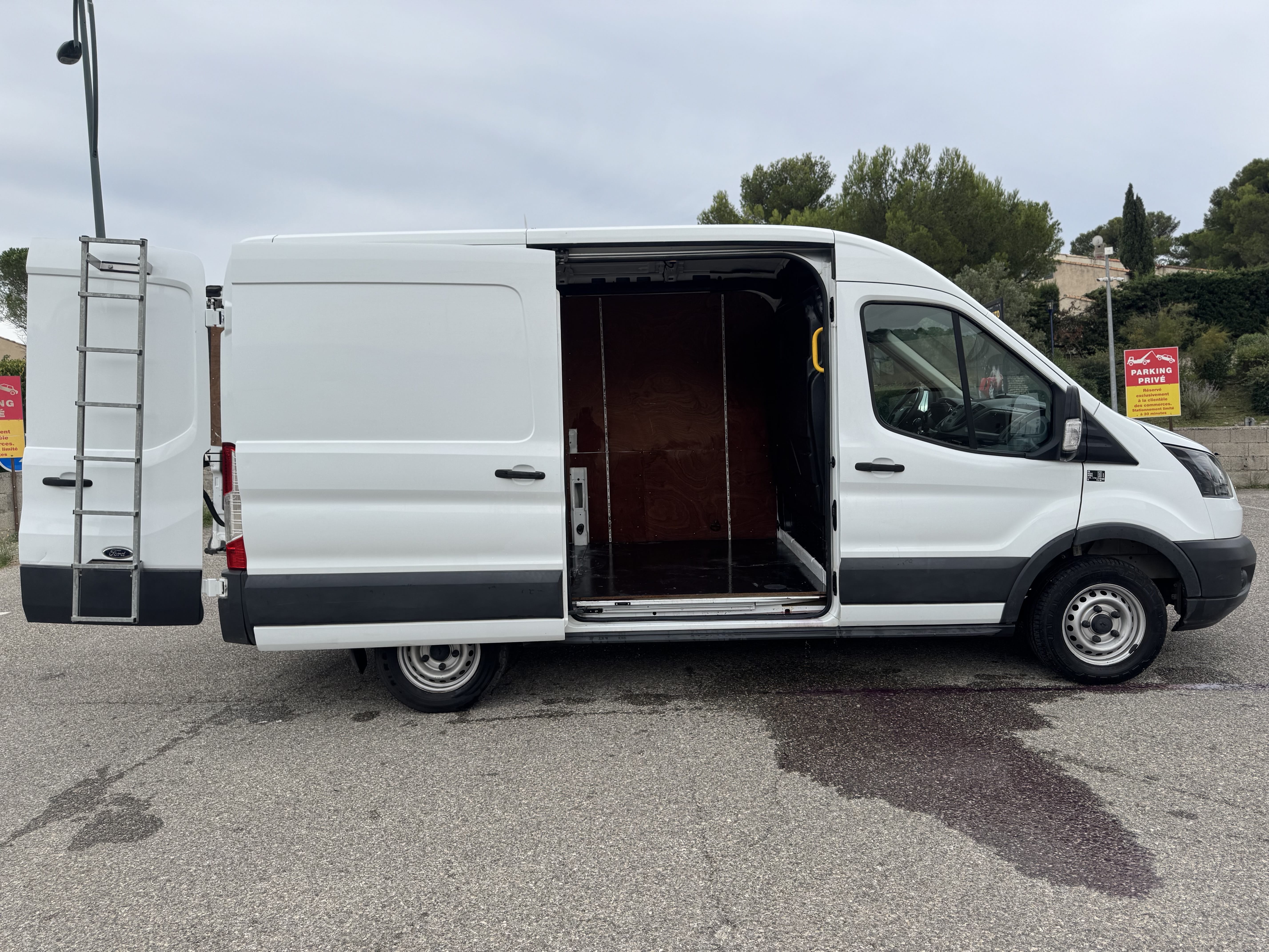 Ford Transit Fourgon avec Attelage