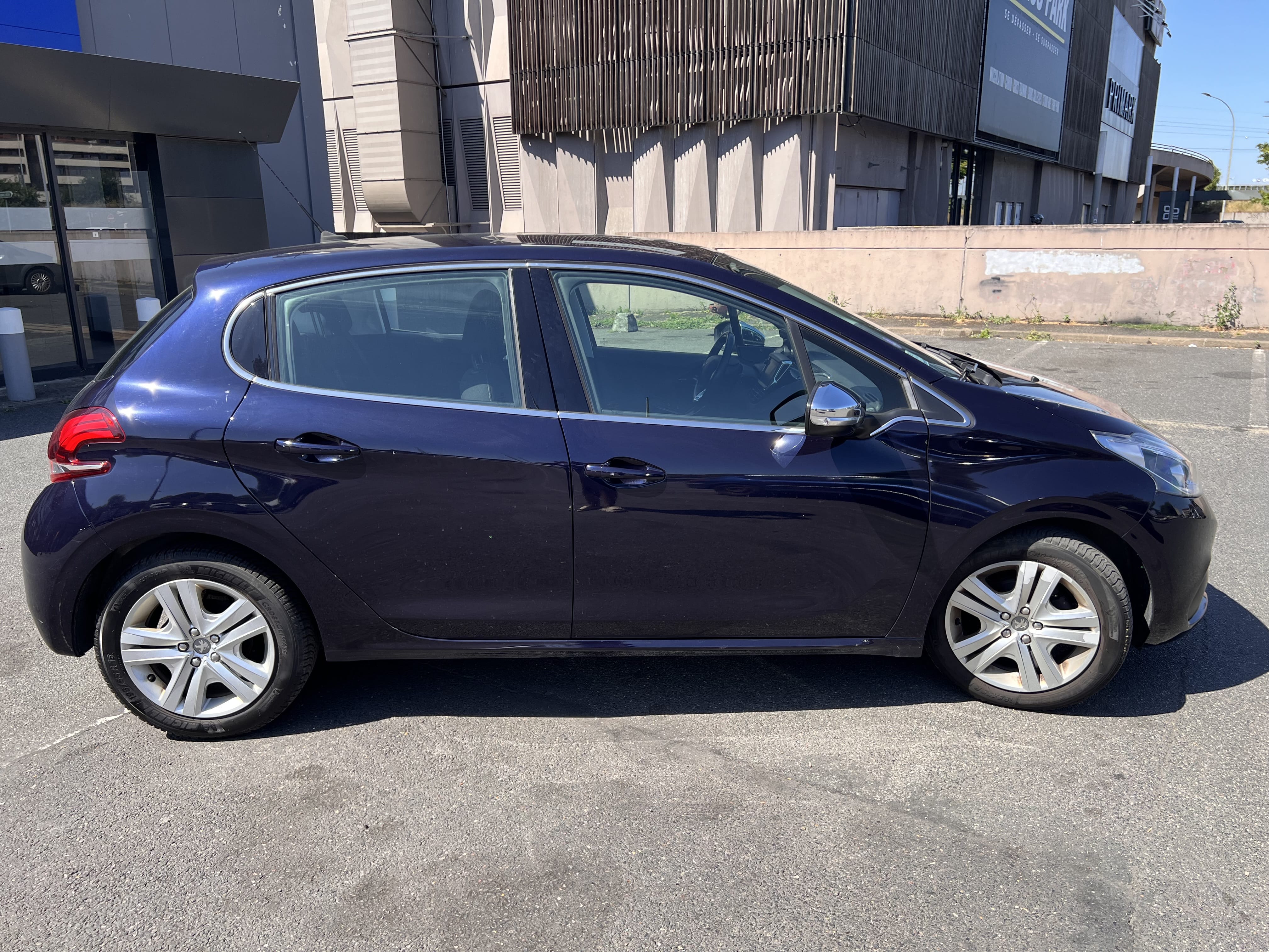 Peugeot 208 économique – Orly / Thiais – CarPlay, idéale Paris avec Climatisation