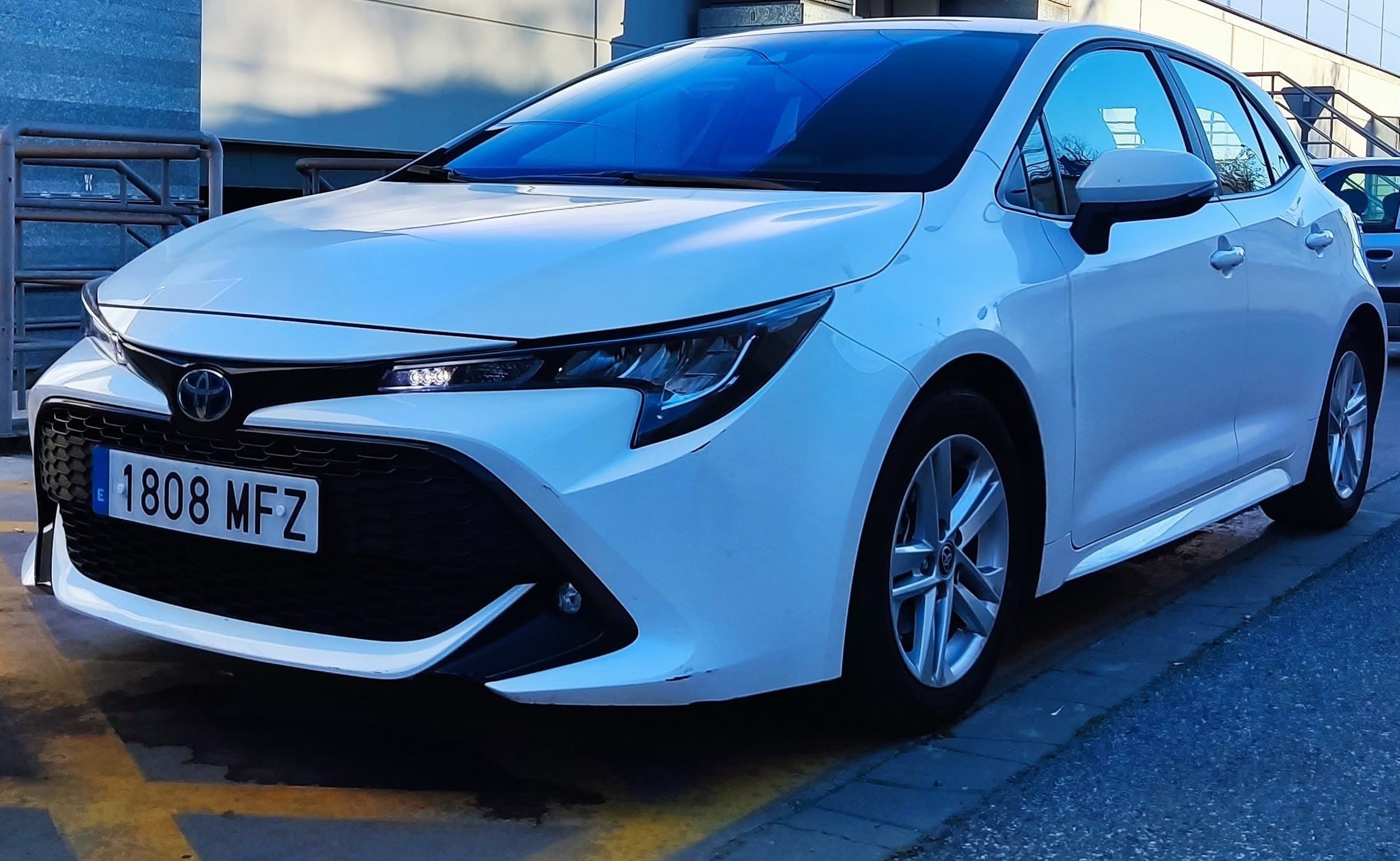 Toyota Corolla Híbrido, 2023, Gasolina 95 / Électrique (hybride), automatique