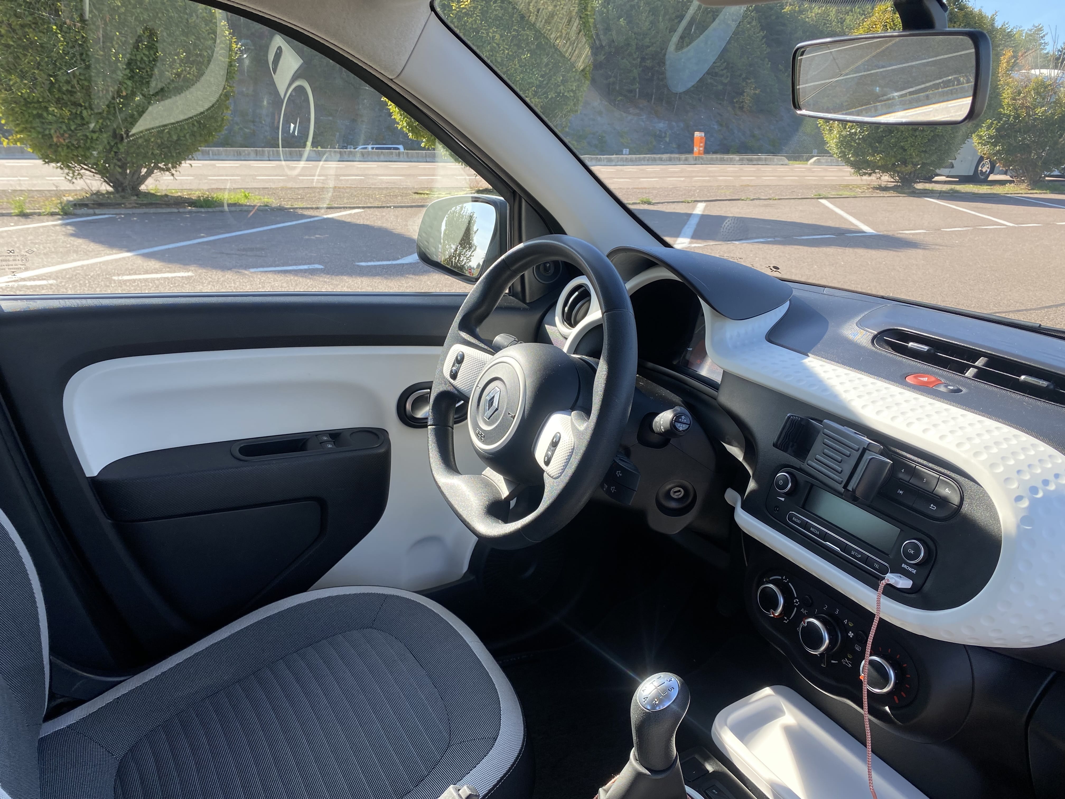 Renault Twingo /Metro ligne 7bis/ Place des Fêtes /90cv avec Chaines