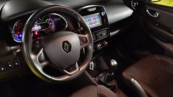 Renault Clio EH334KQ met Cruise control