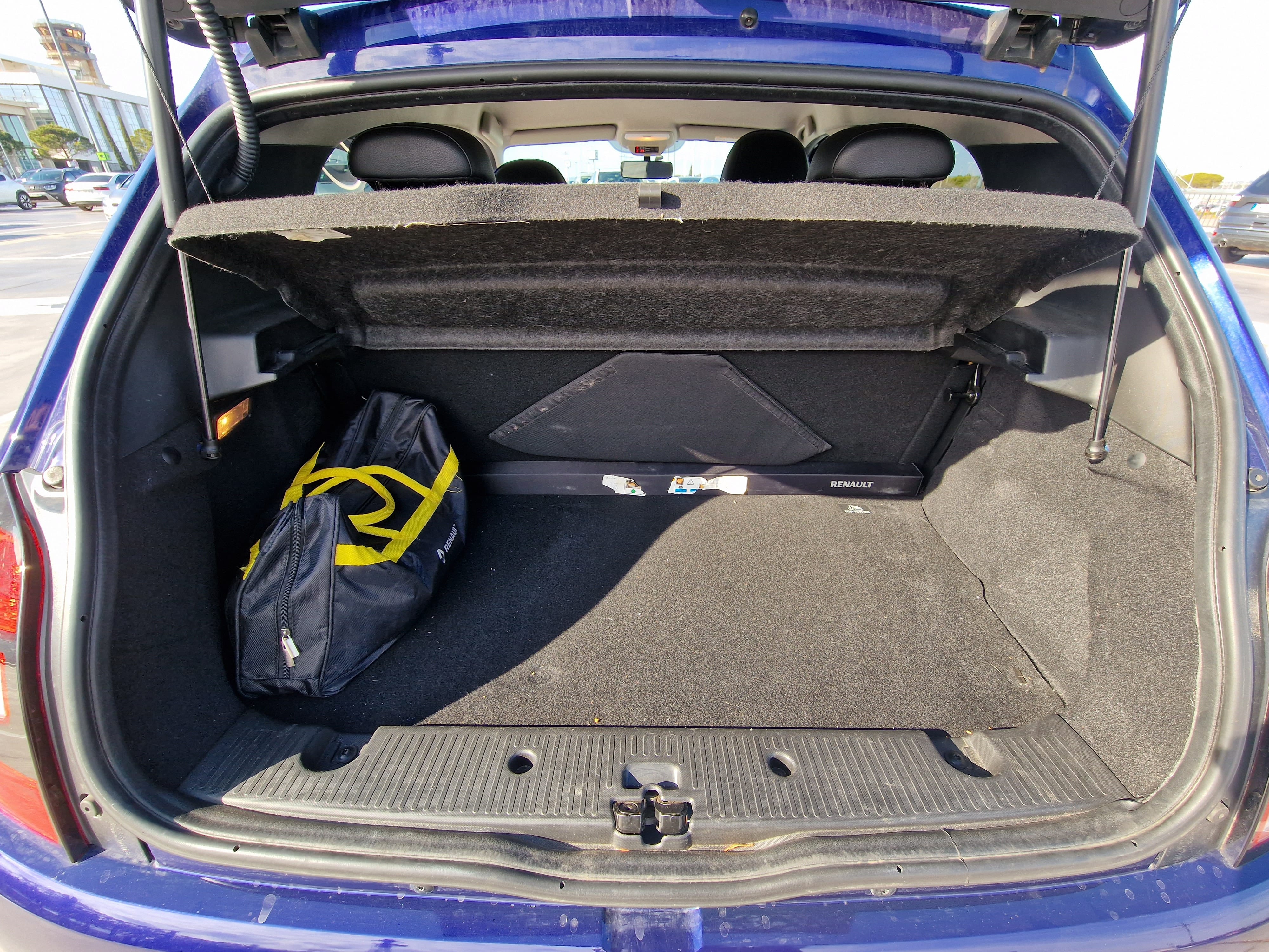 Renault Twingo III Gare Aix Tgv with Bluetooth audio