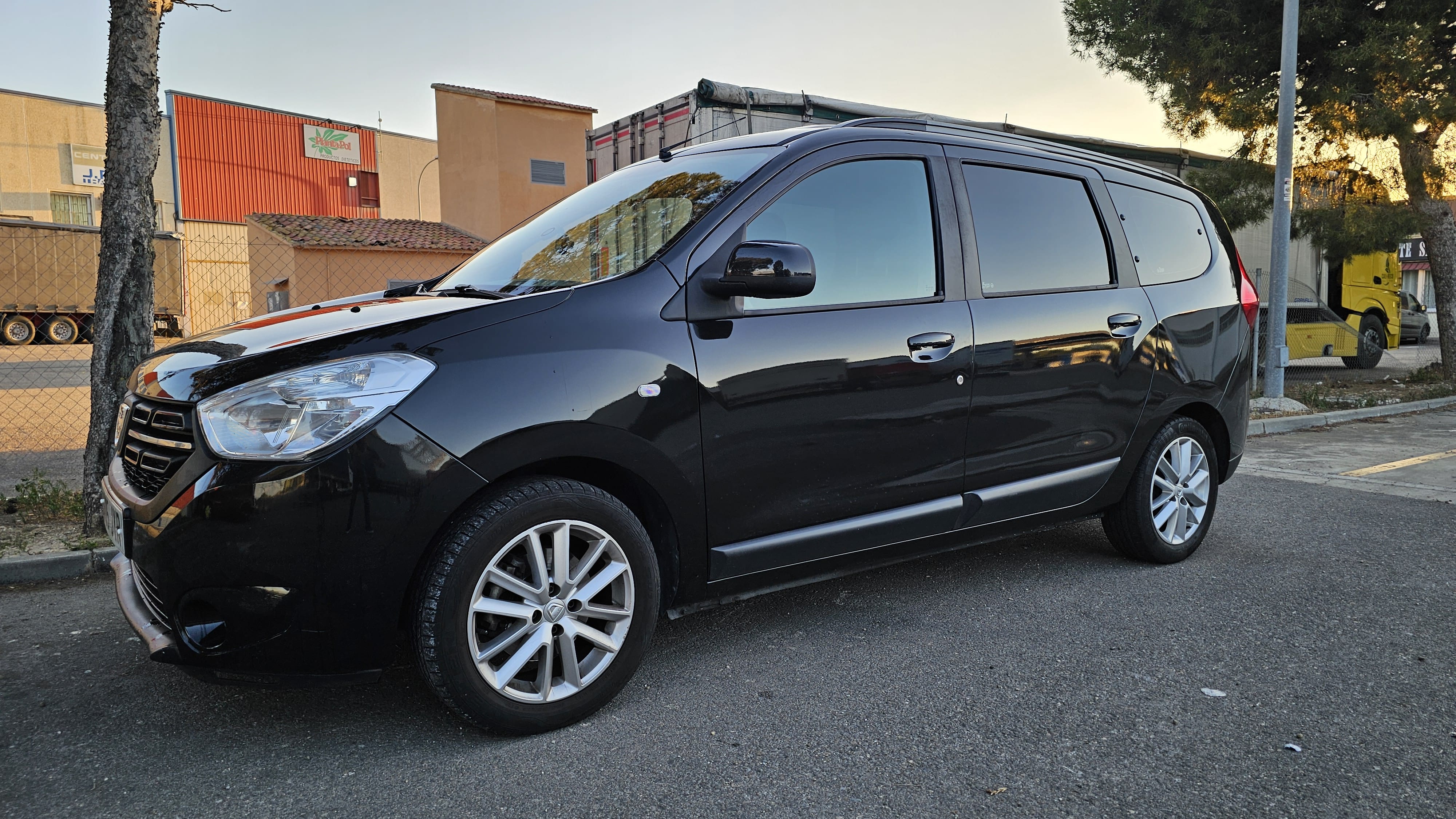 Dacia Lodgy 7 Plazas JYR, 2017, Gasolina 95, 7 plazas