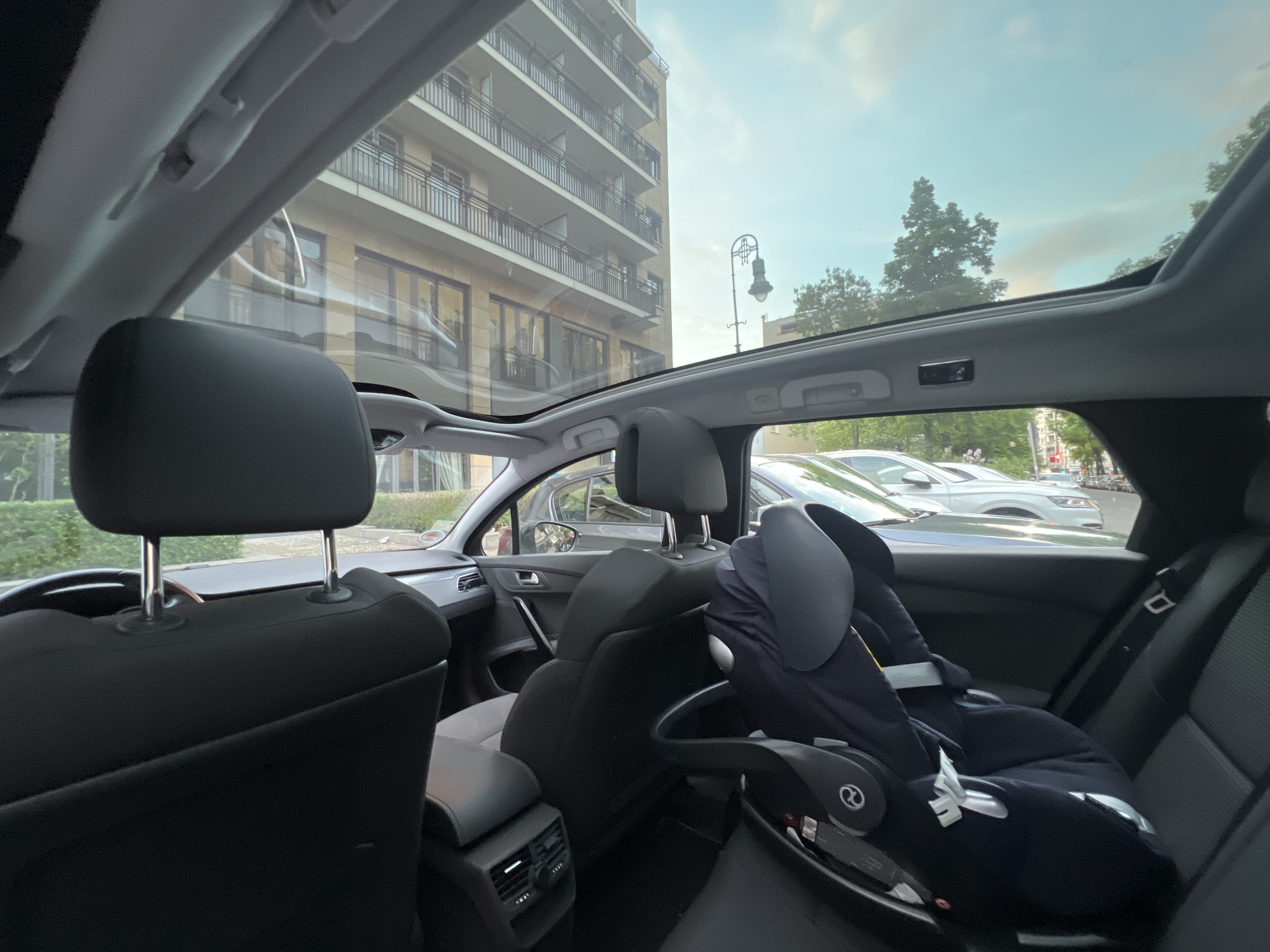 Peugeot 508 mit Kindersitz