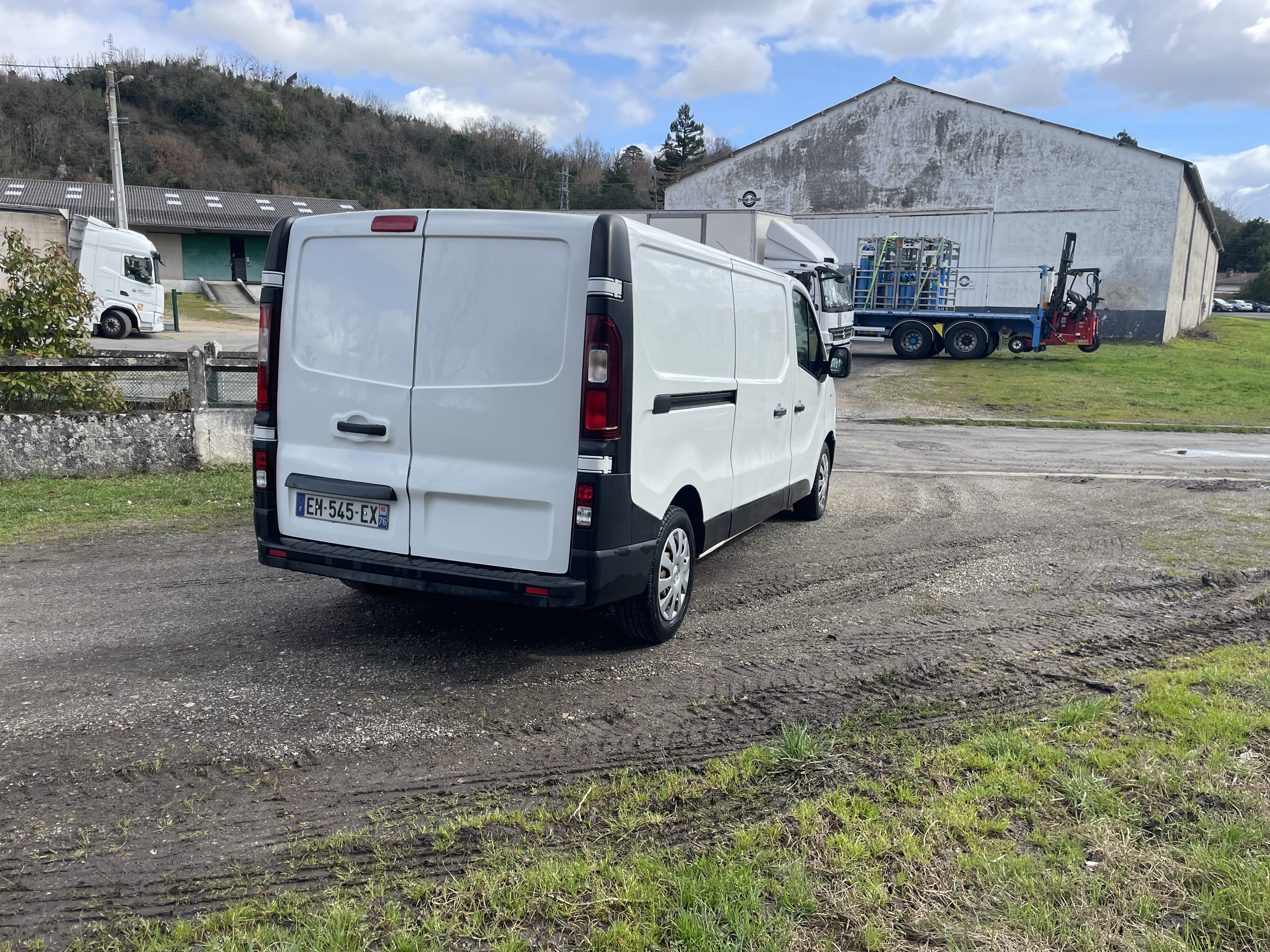 Renault Trafic  Louer version rallongée L2 à la Gare  – Idéal déménagements et transports pro ! with Audio / iPod input