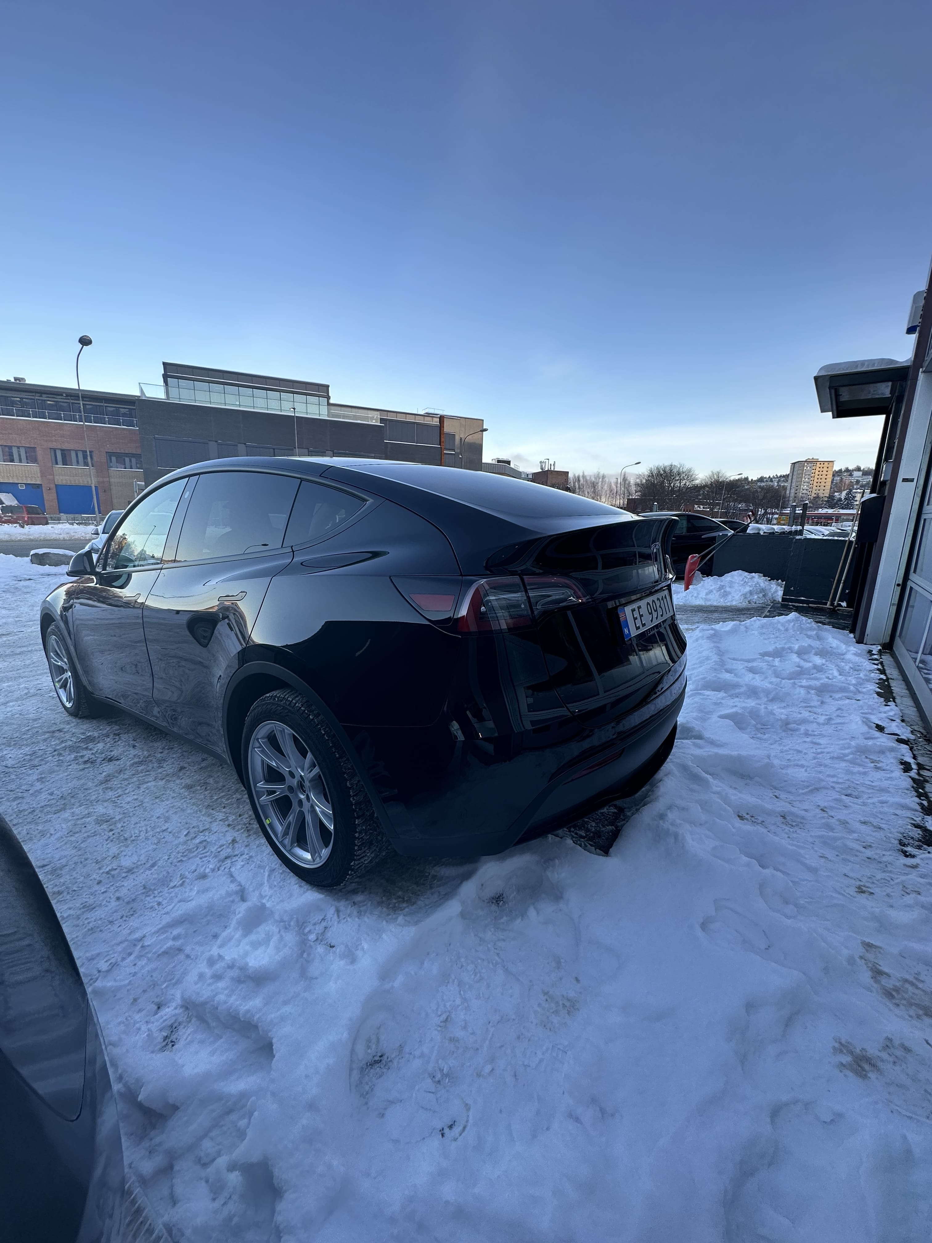 Tesla Model Y med GPS