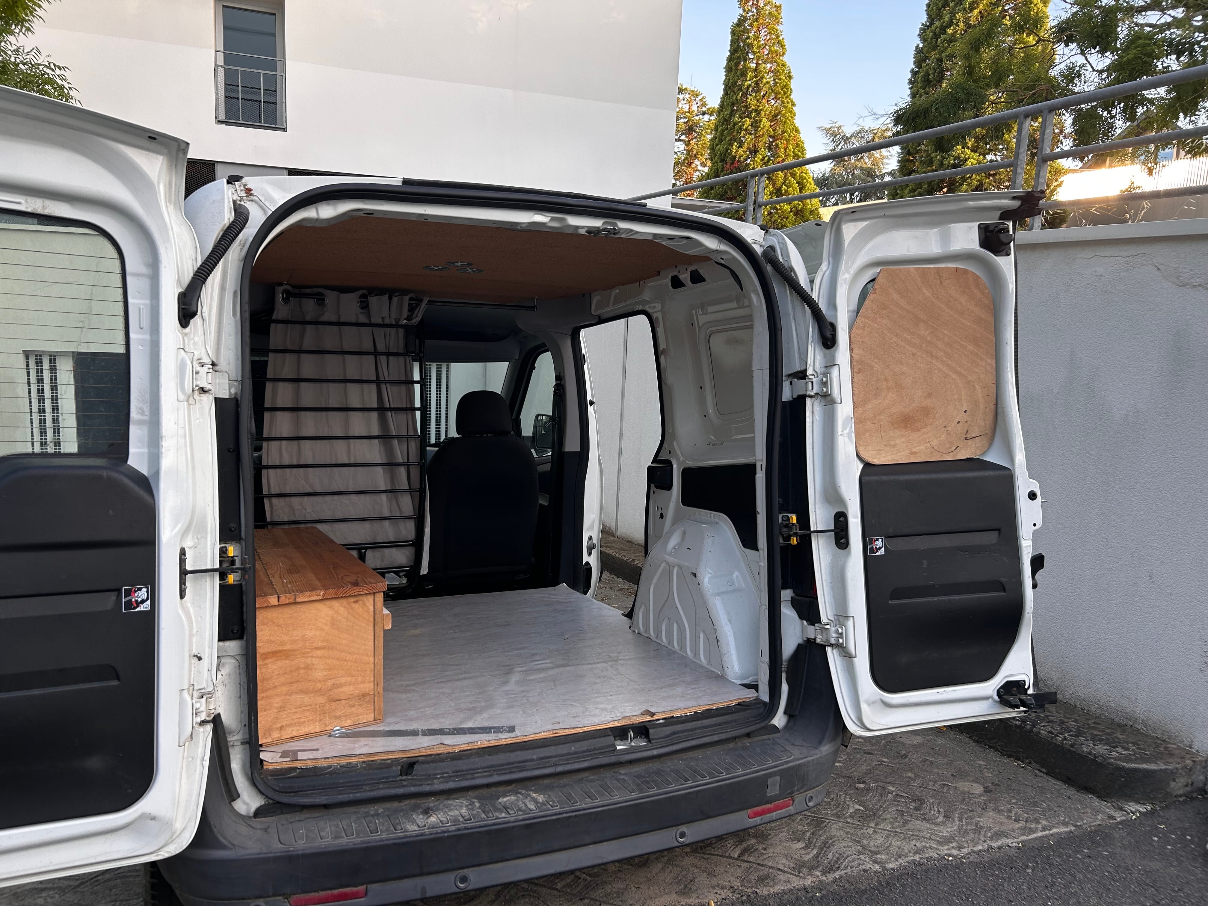Fiat Doblo Cargo (utilitaire/mini-camper) con Puertos de carga USB