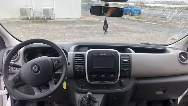 Renault Trafic Passenger Louez le Renault Trafic 9 places Long – Espace, Confort et Économie grand coffre avec Entrée audio / iPod