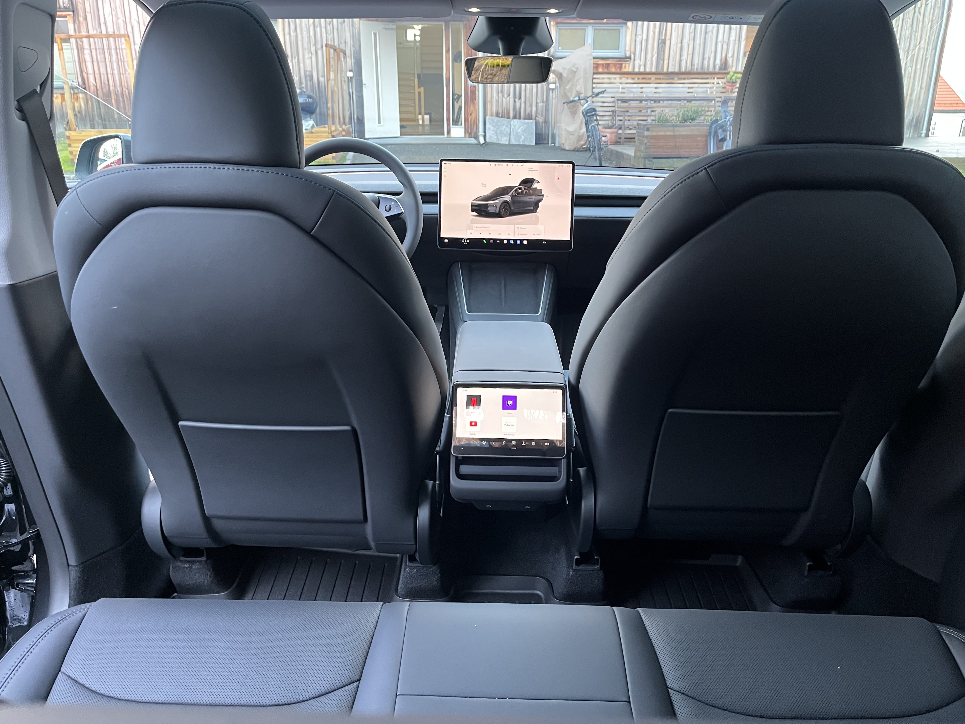Tesla Model Y Long Range Ny des. 2025, ved togstasjon Rotvoll. 22 min flytog fra Værnes, 7 min fra Trondheim S med GPS
