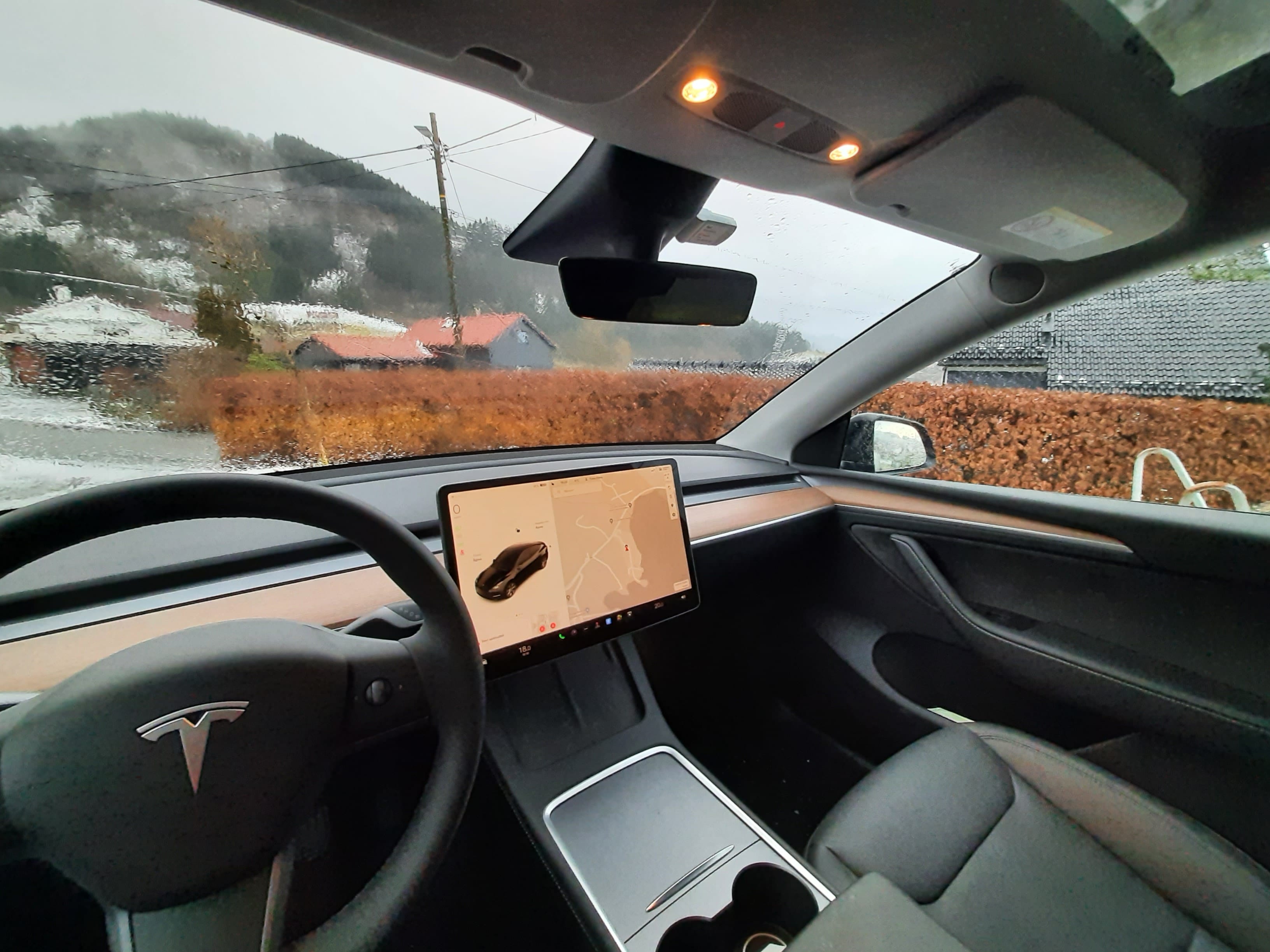 Tesla Model Y med Cruisekontroll