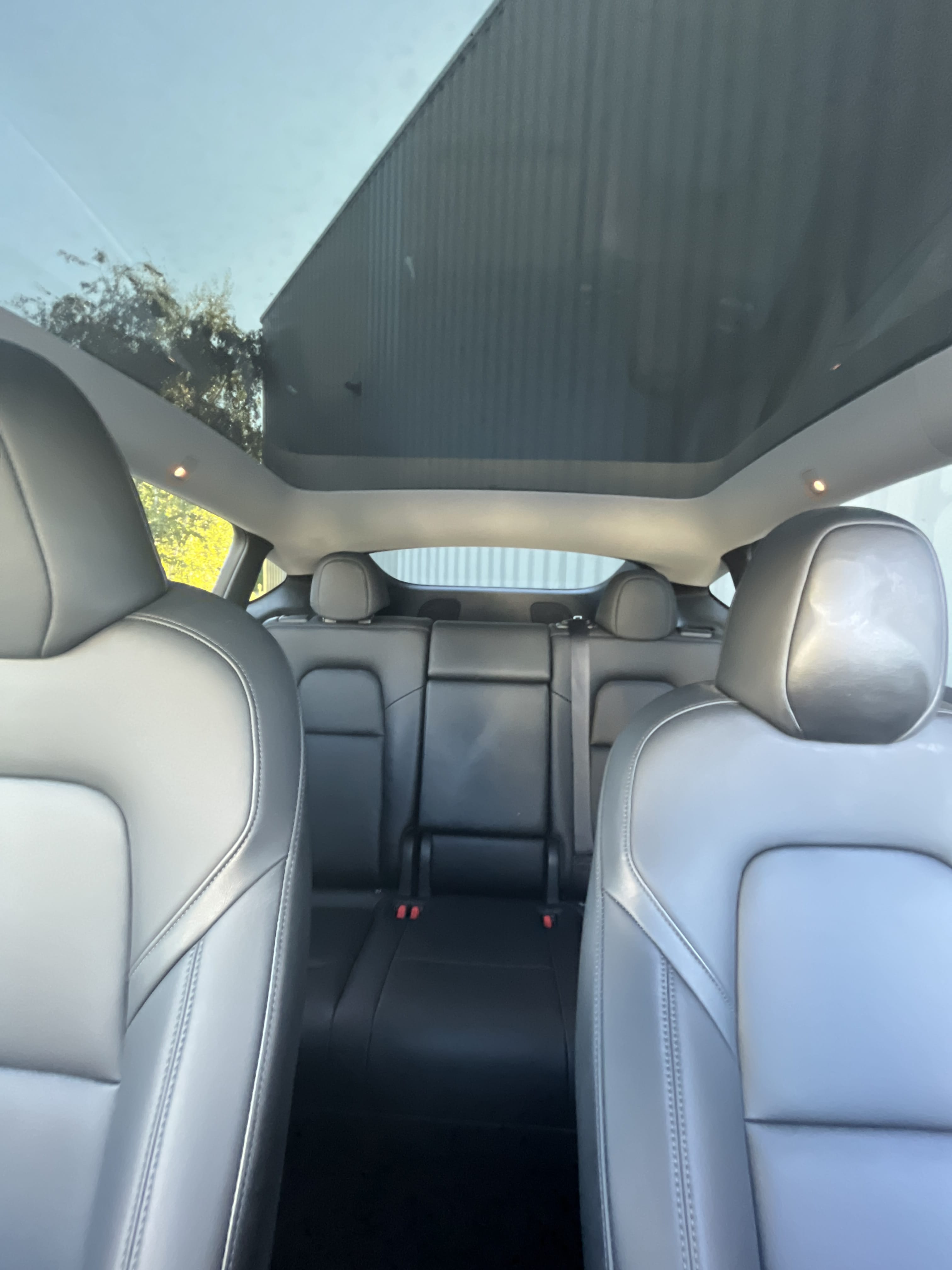 Tesla Model Y Long Range avec Entrée audio / iPod