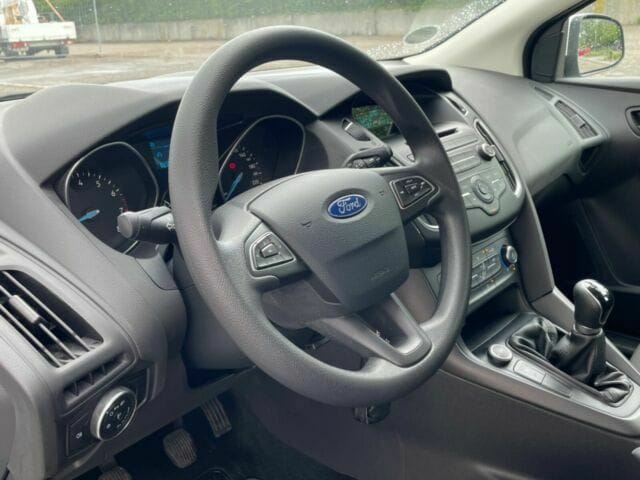 Ford Focus mit Schneeketten